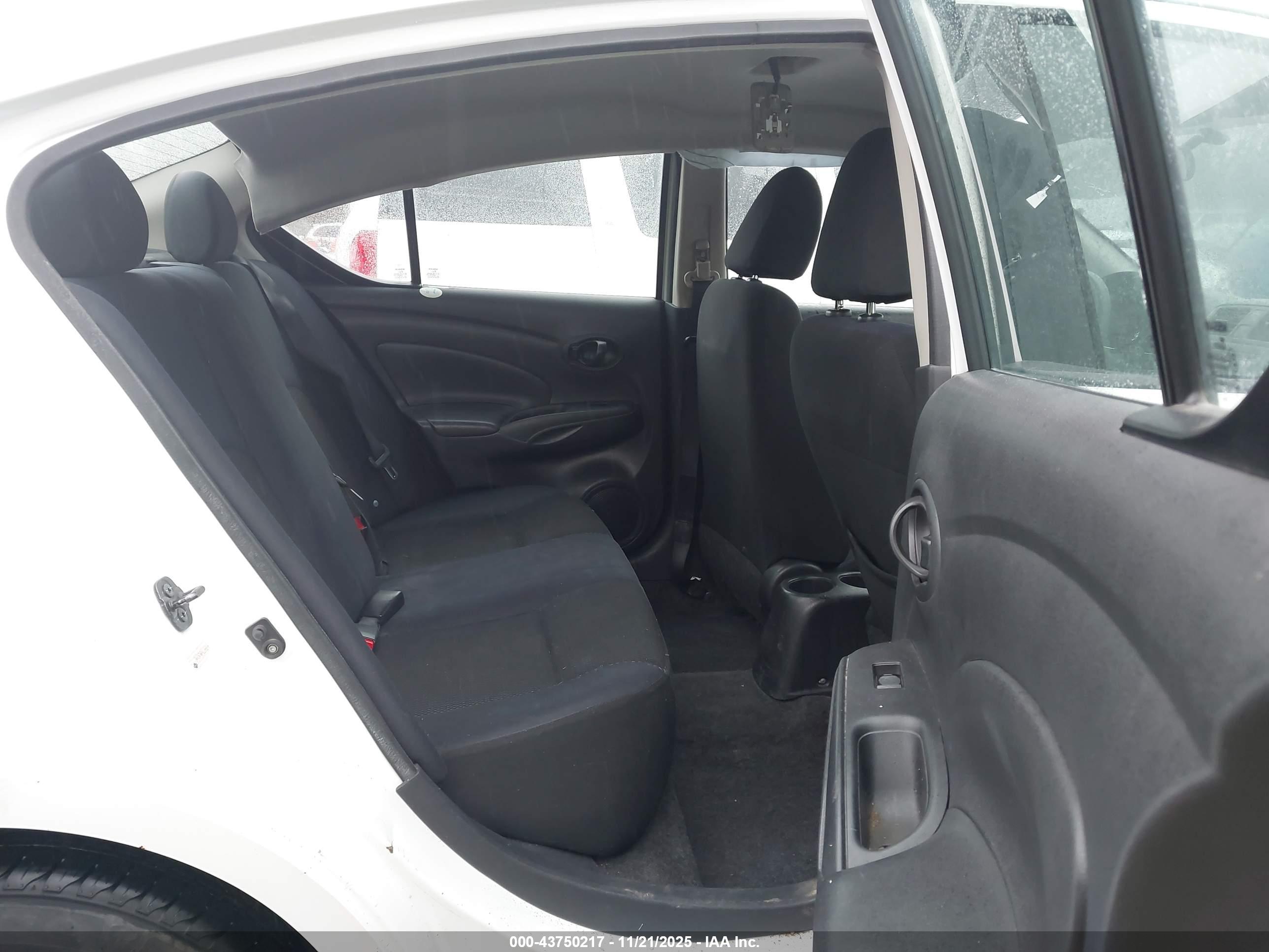 NISSAN VERSA image 8