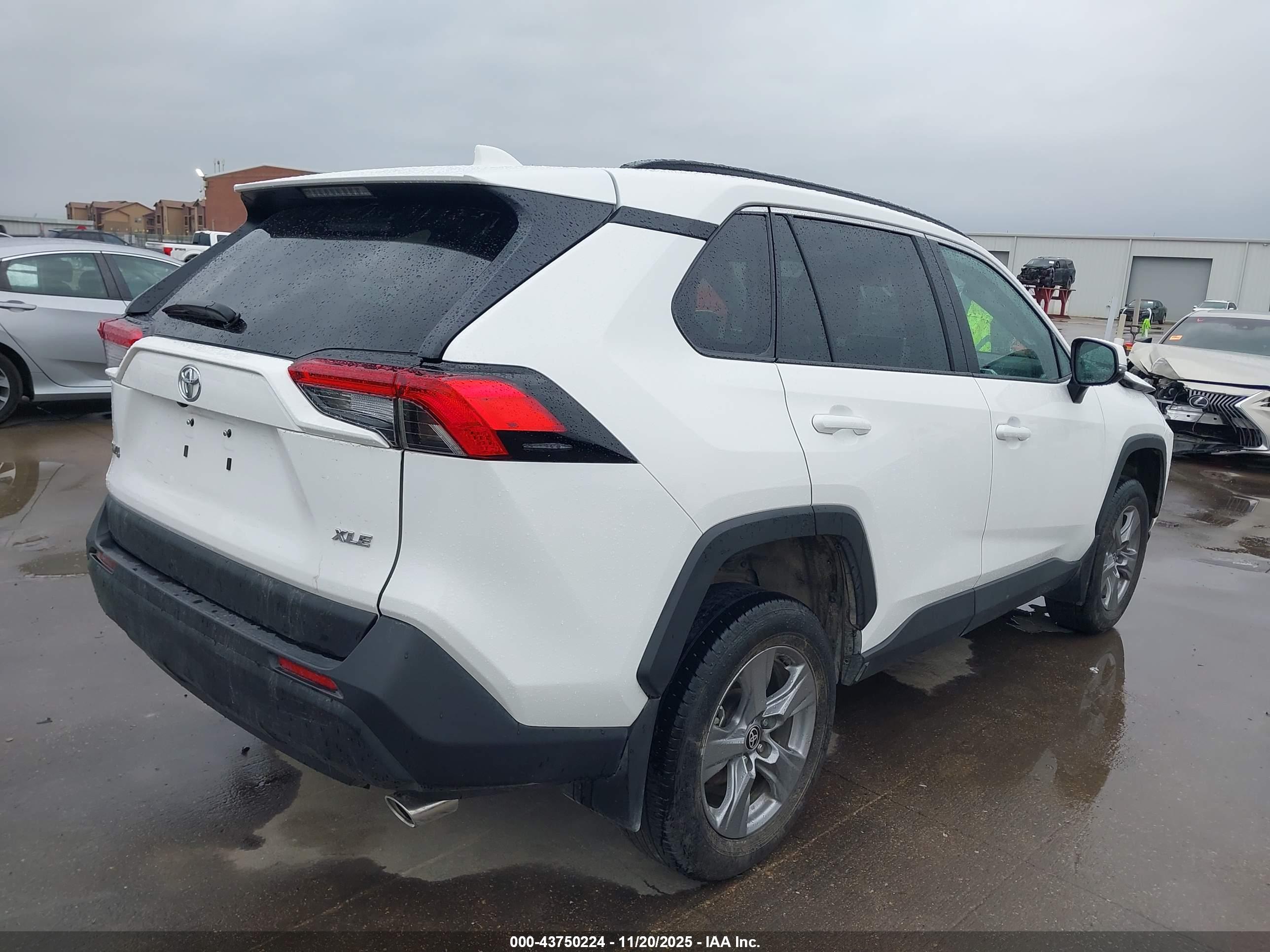 TOYOTA RAV4 image 4