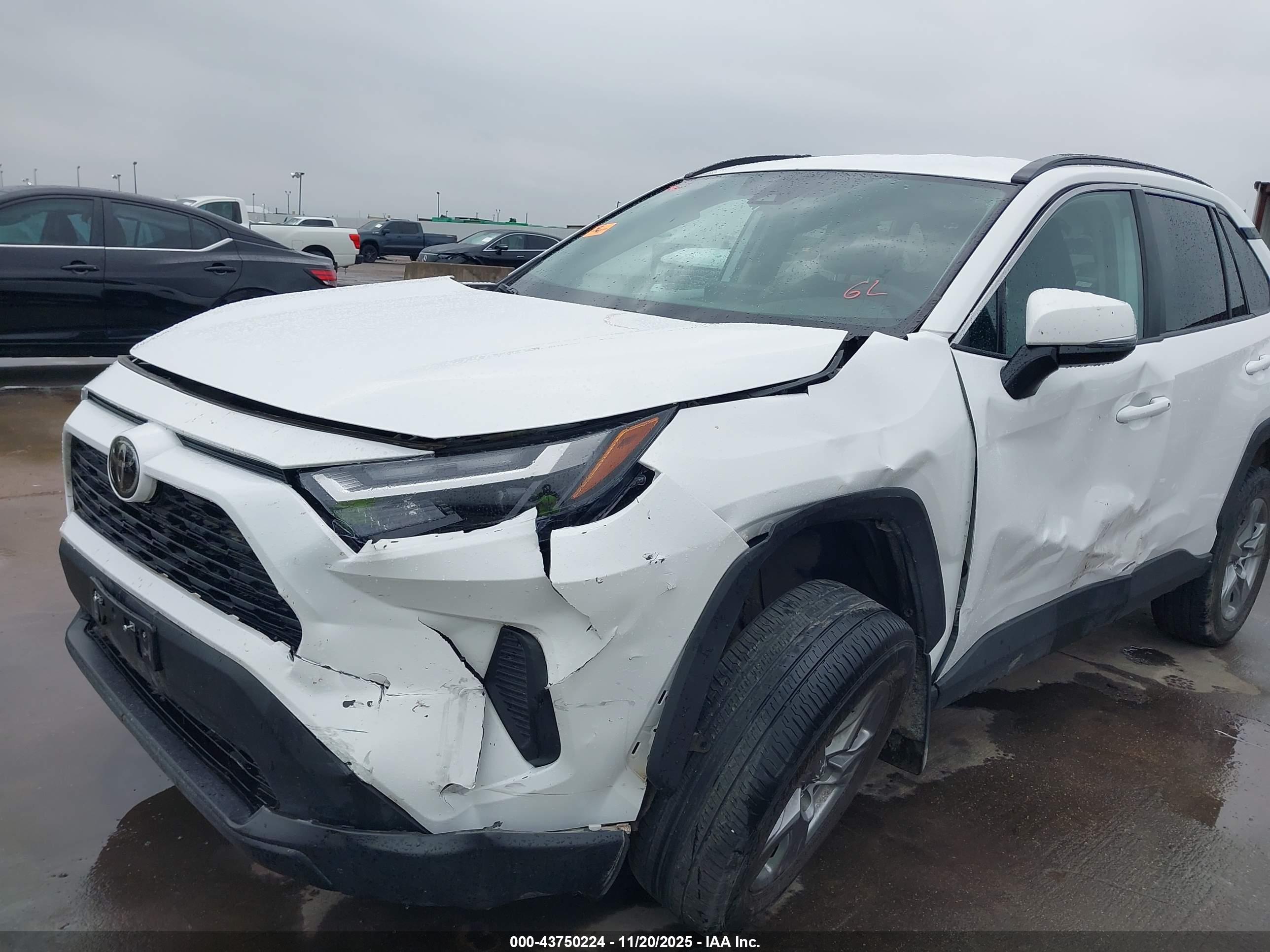 TOYOTA RAV4 image 6