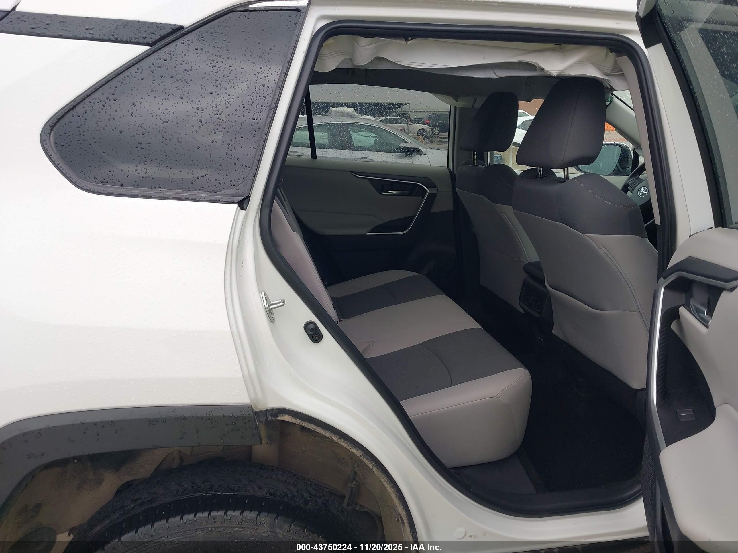 TOYOTA RAV4 image 8