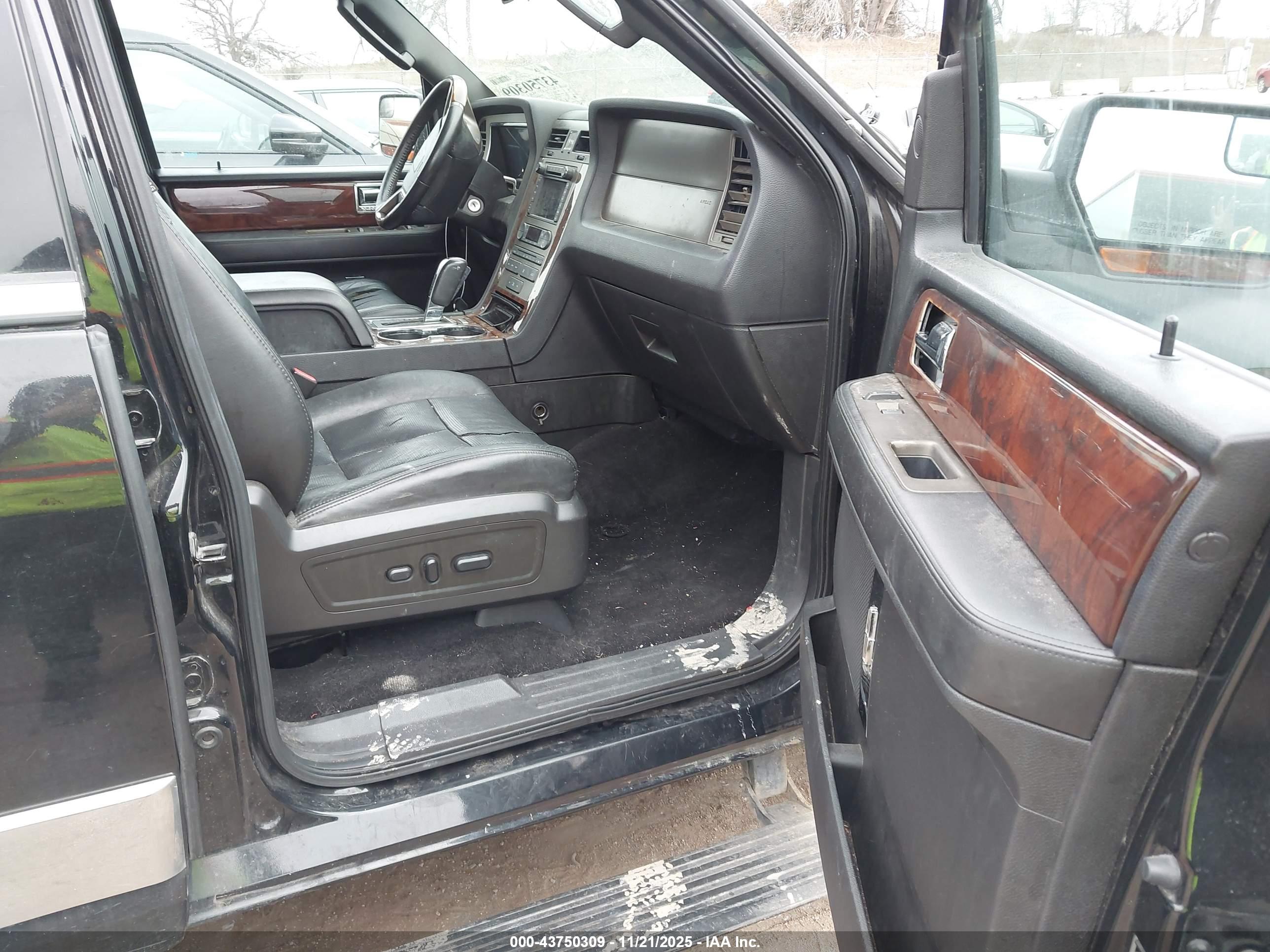 LINCOLN NAVIGATOR image 5