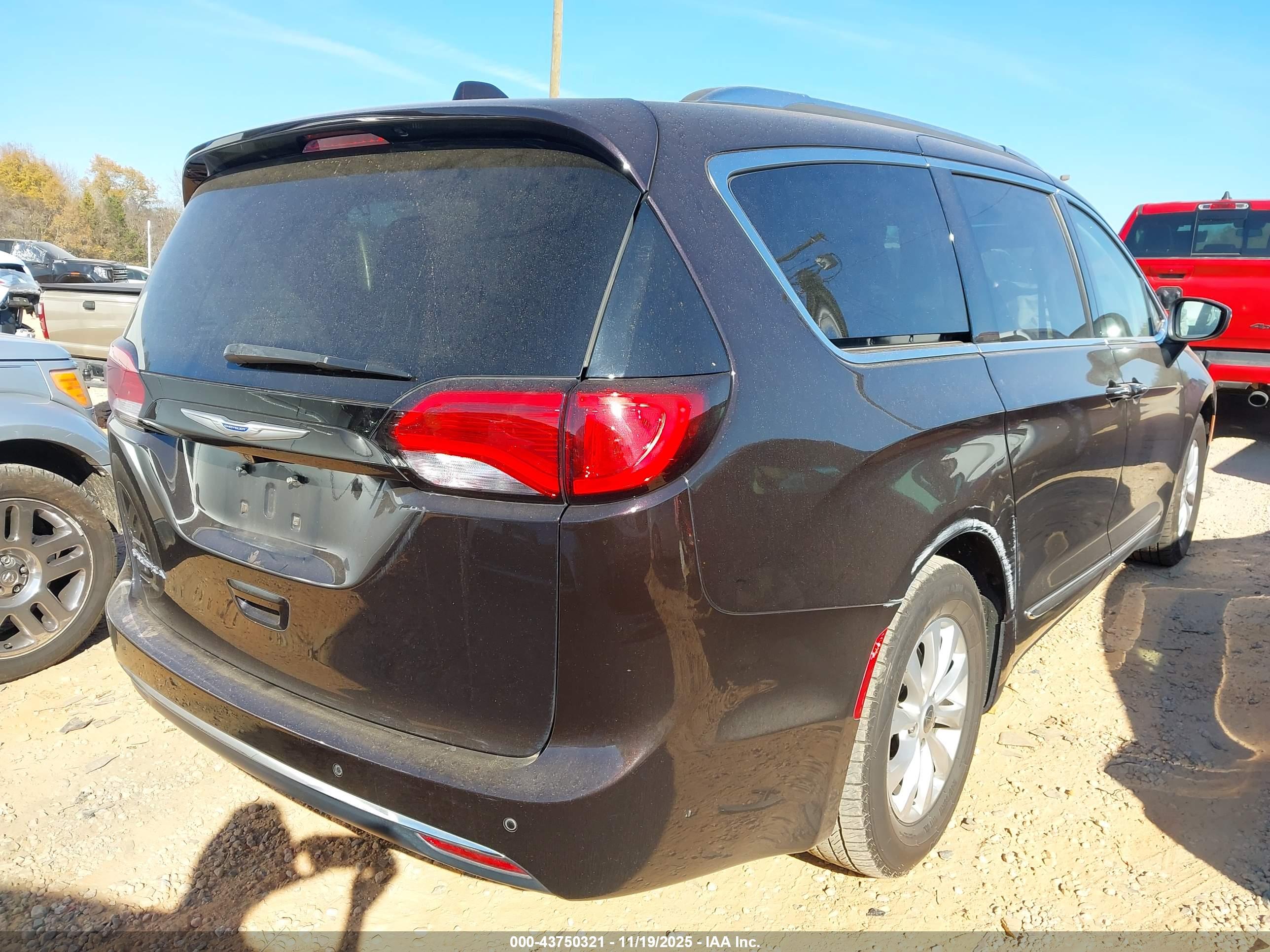 CHRYSLER PACIFICA image 4