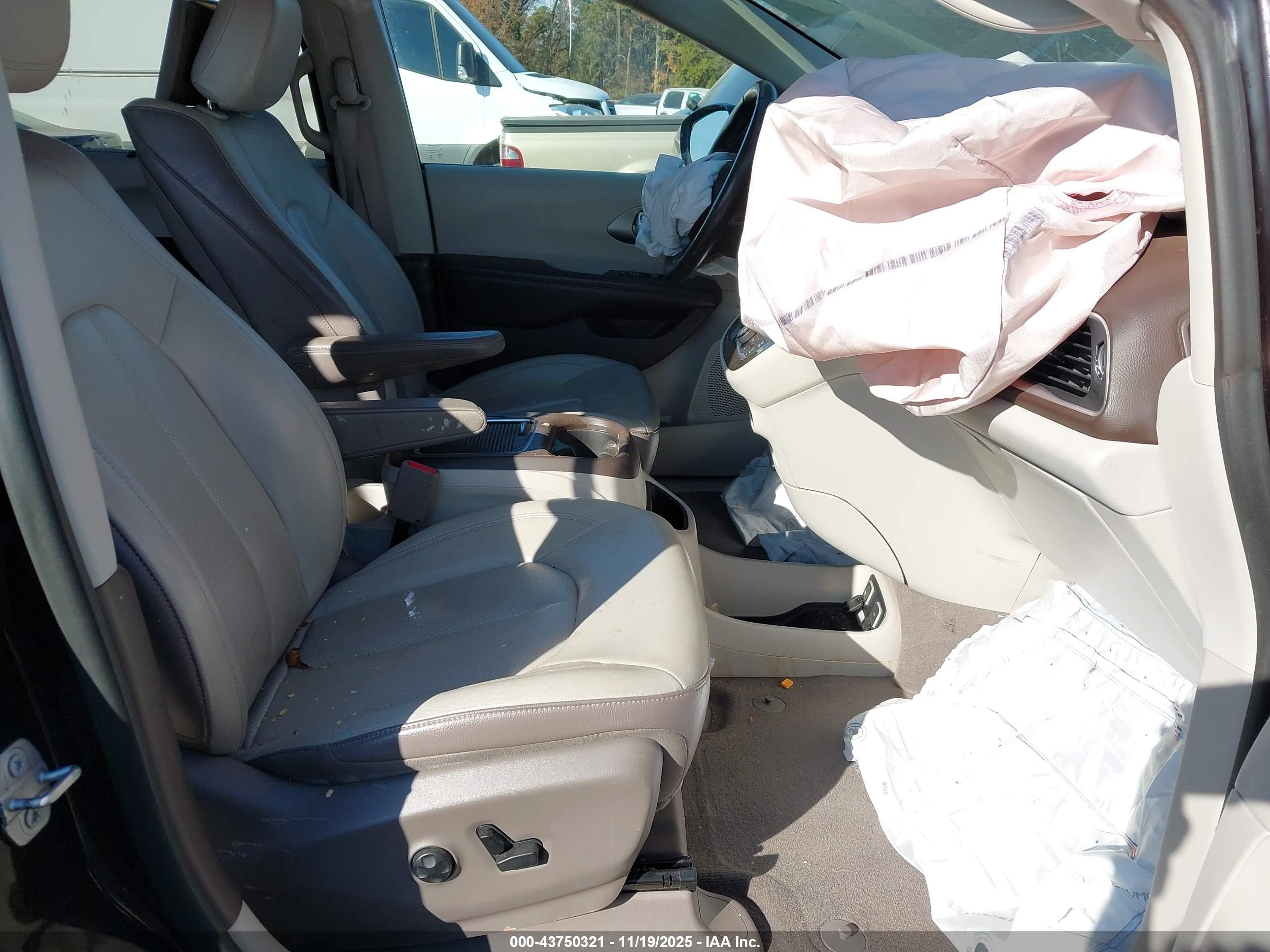 CHRYSLER PACIFICA image 5