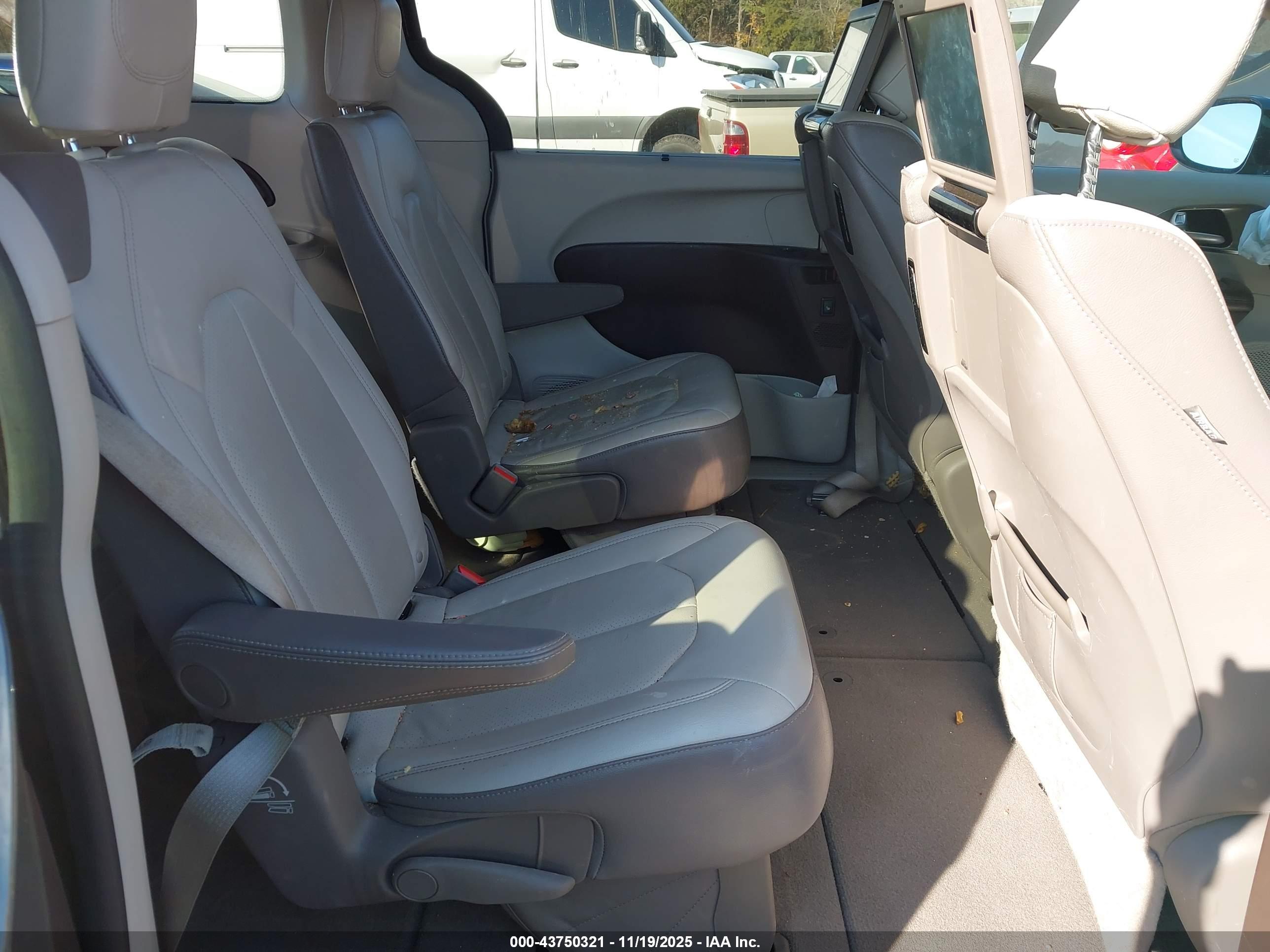 CHRYSLER PACIFICA image 8