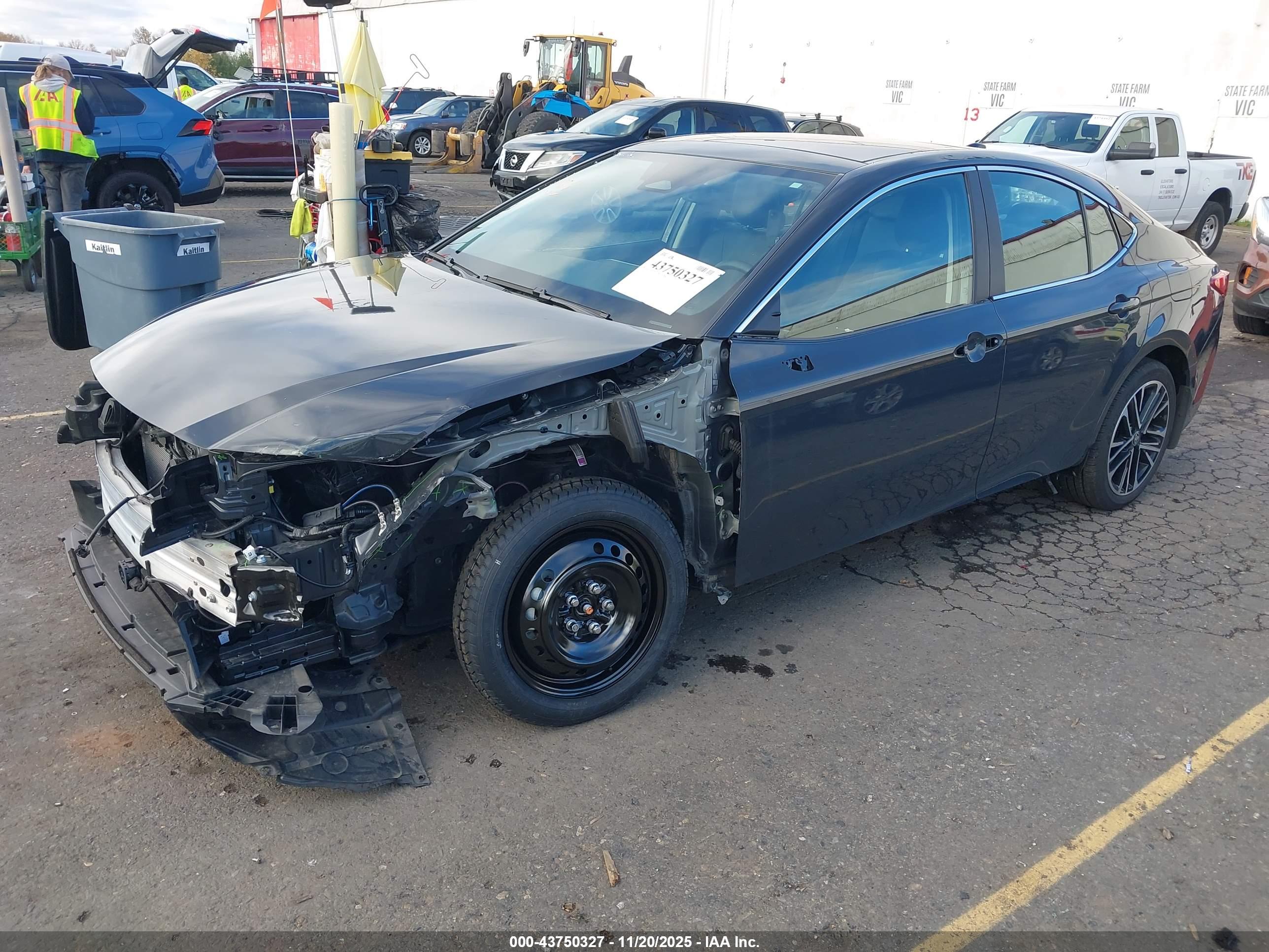 TOYOTA CAMRY image 2