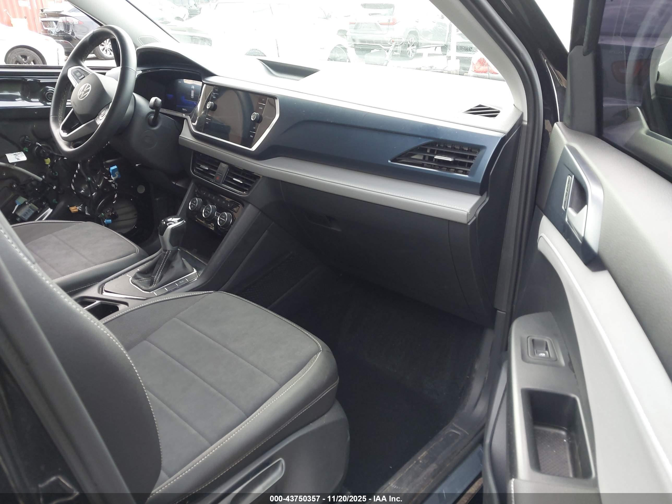VOLKSWAGEN TAOS image 5