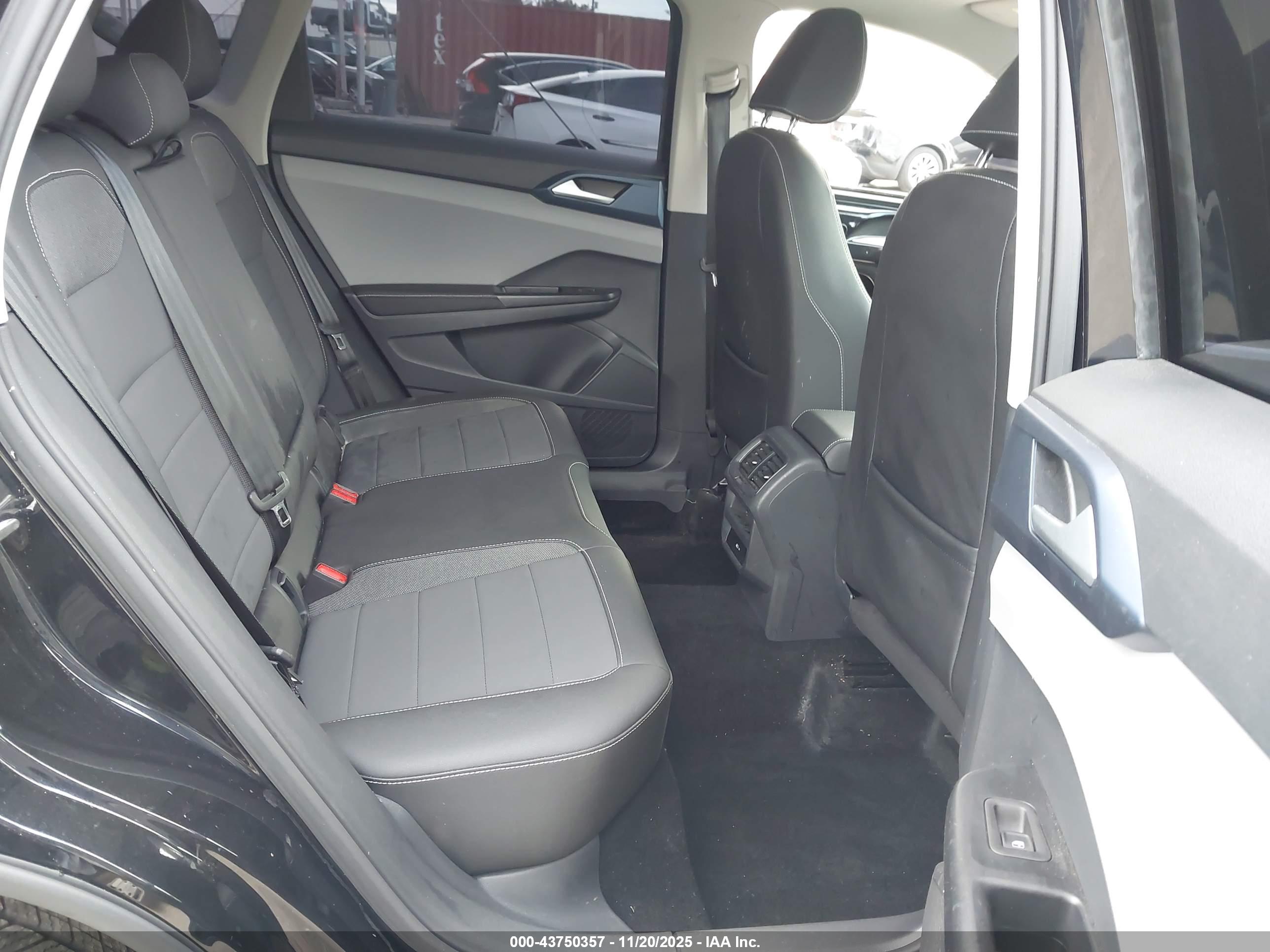 VOLKSWAGEN TAOS image 8