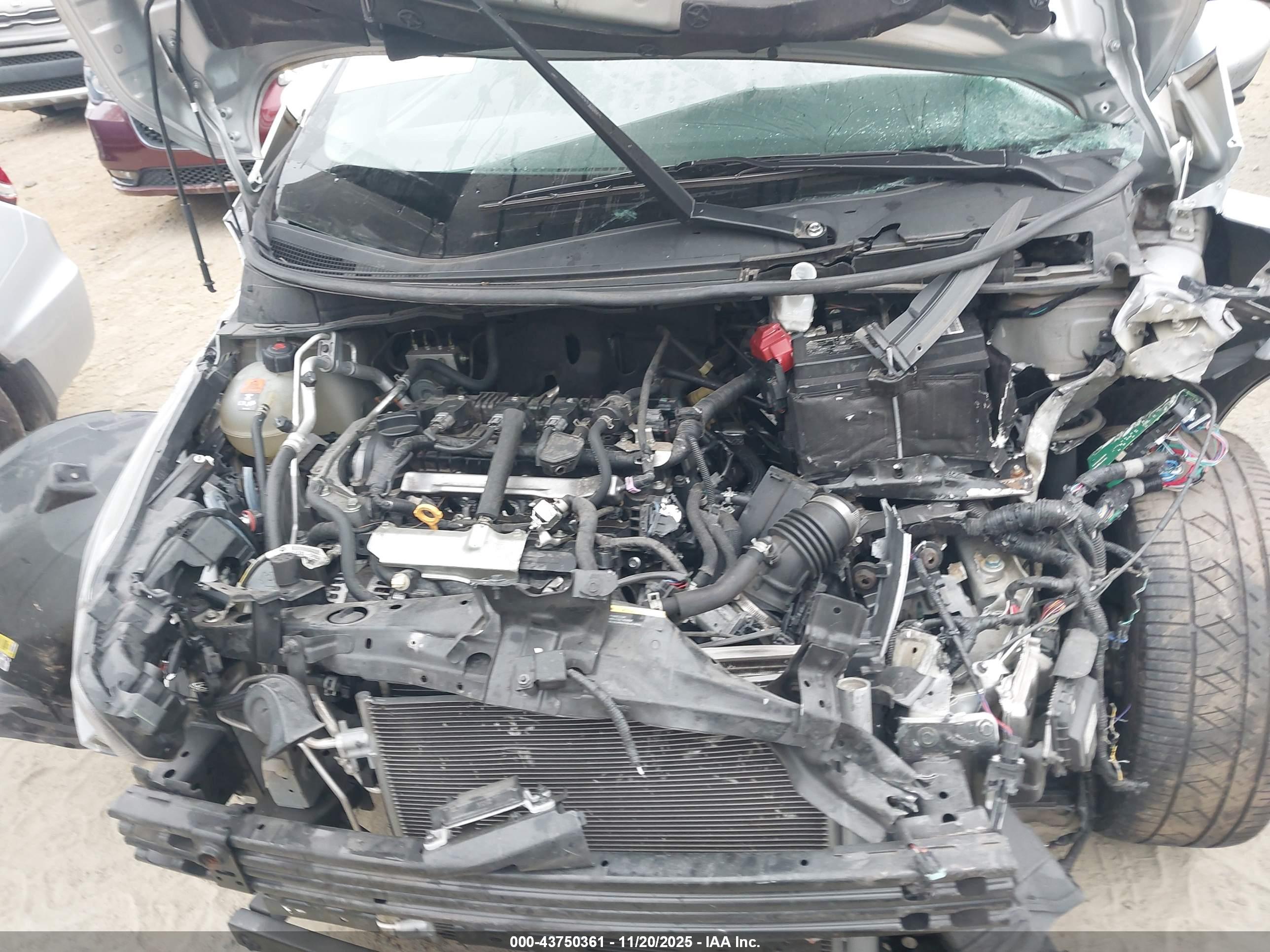 NISSAN VERSA image 10