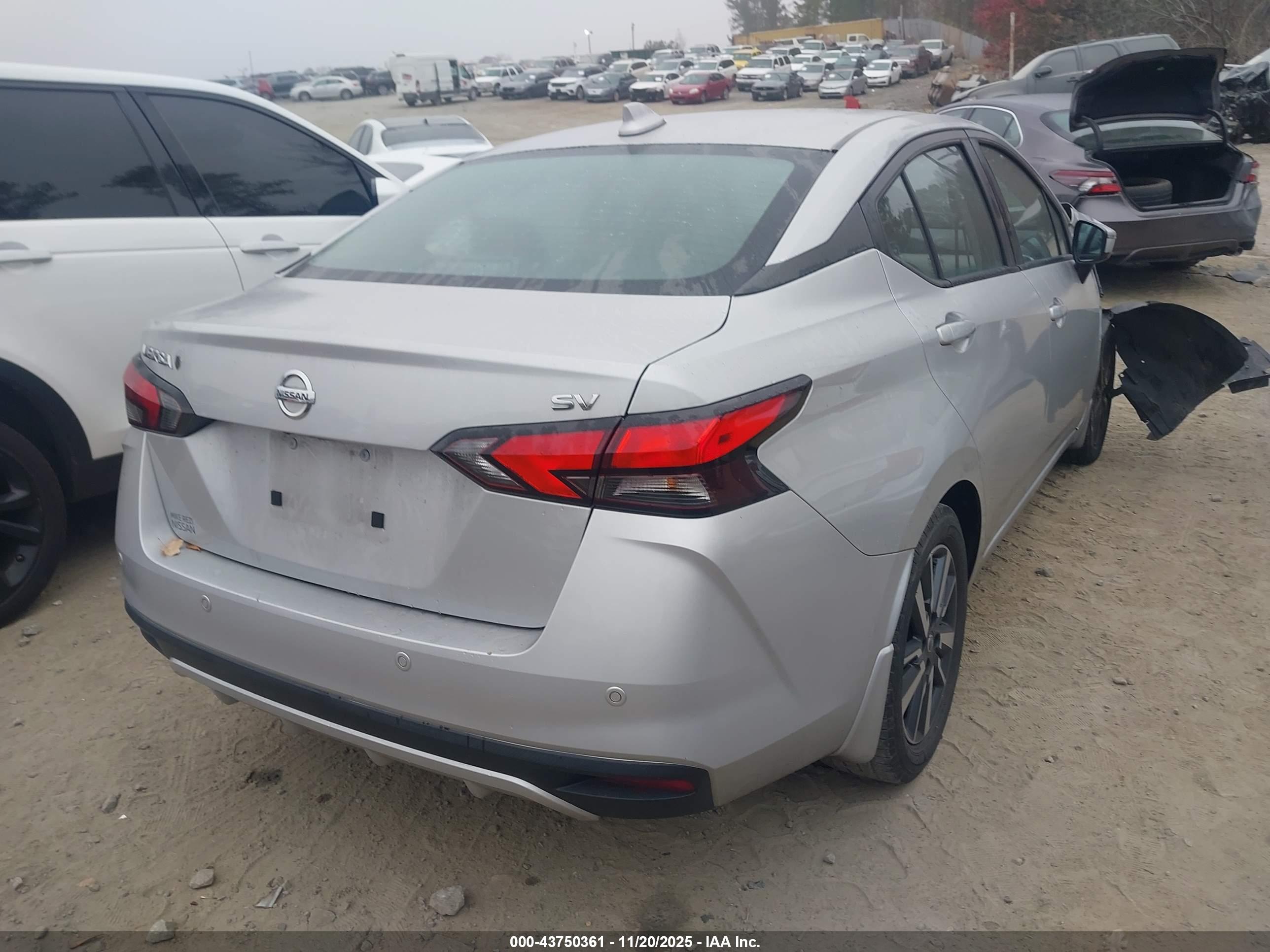 NISSAN VERSA image 4