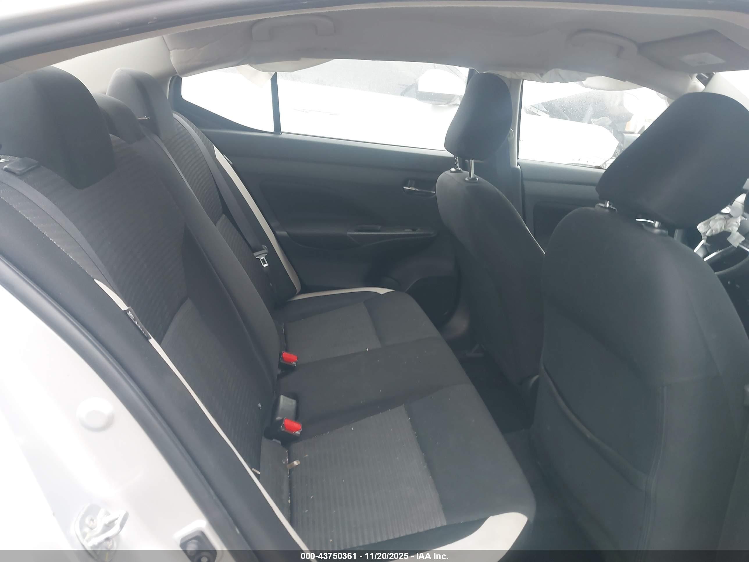NISSAN VERSA image 8