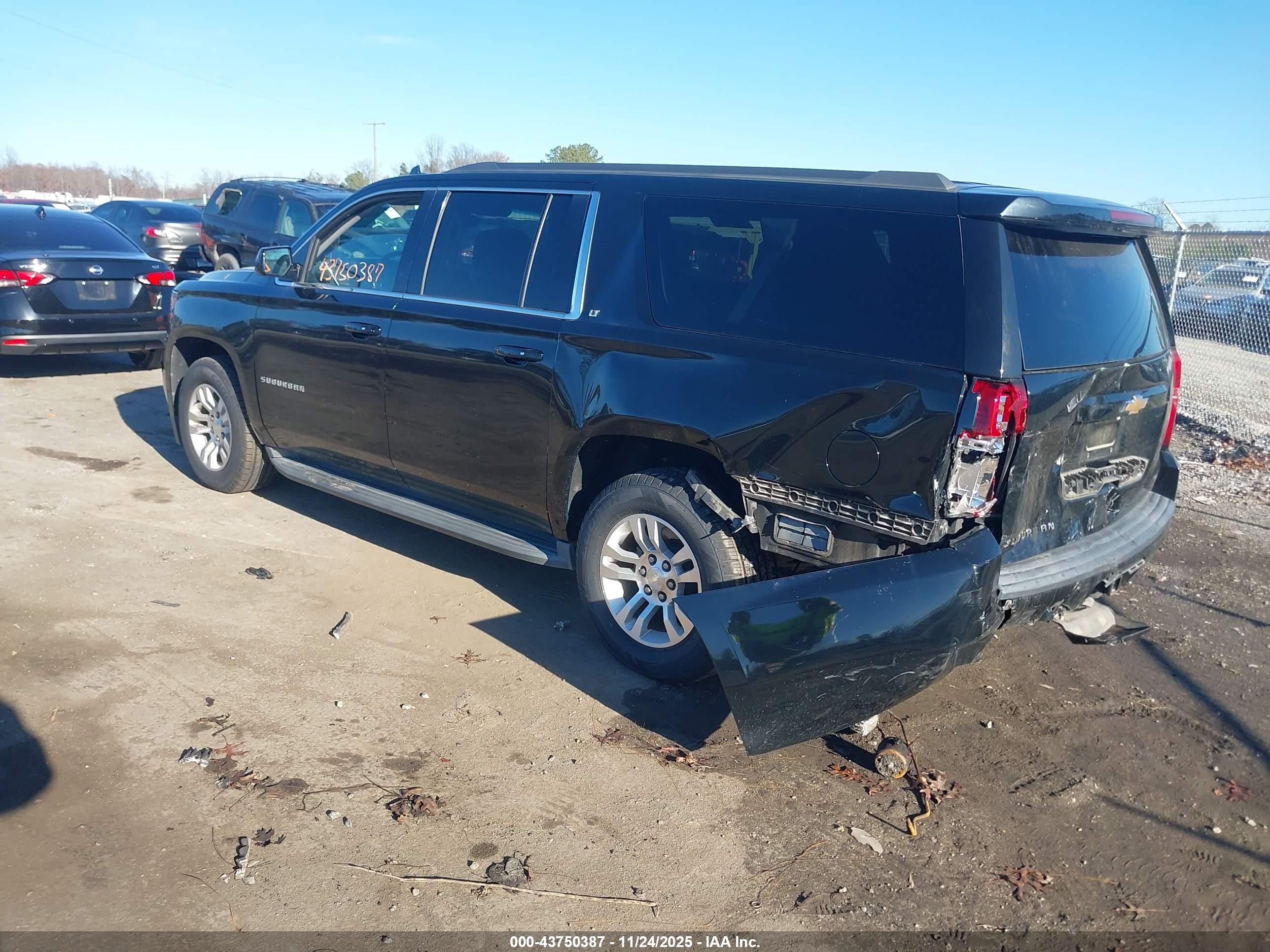 CHEVROLET SUBURBAN image 3
