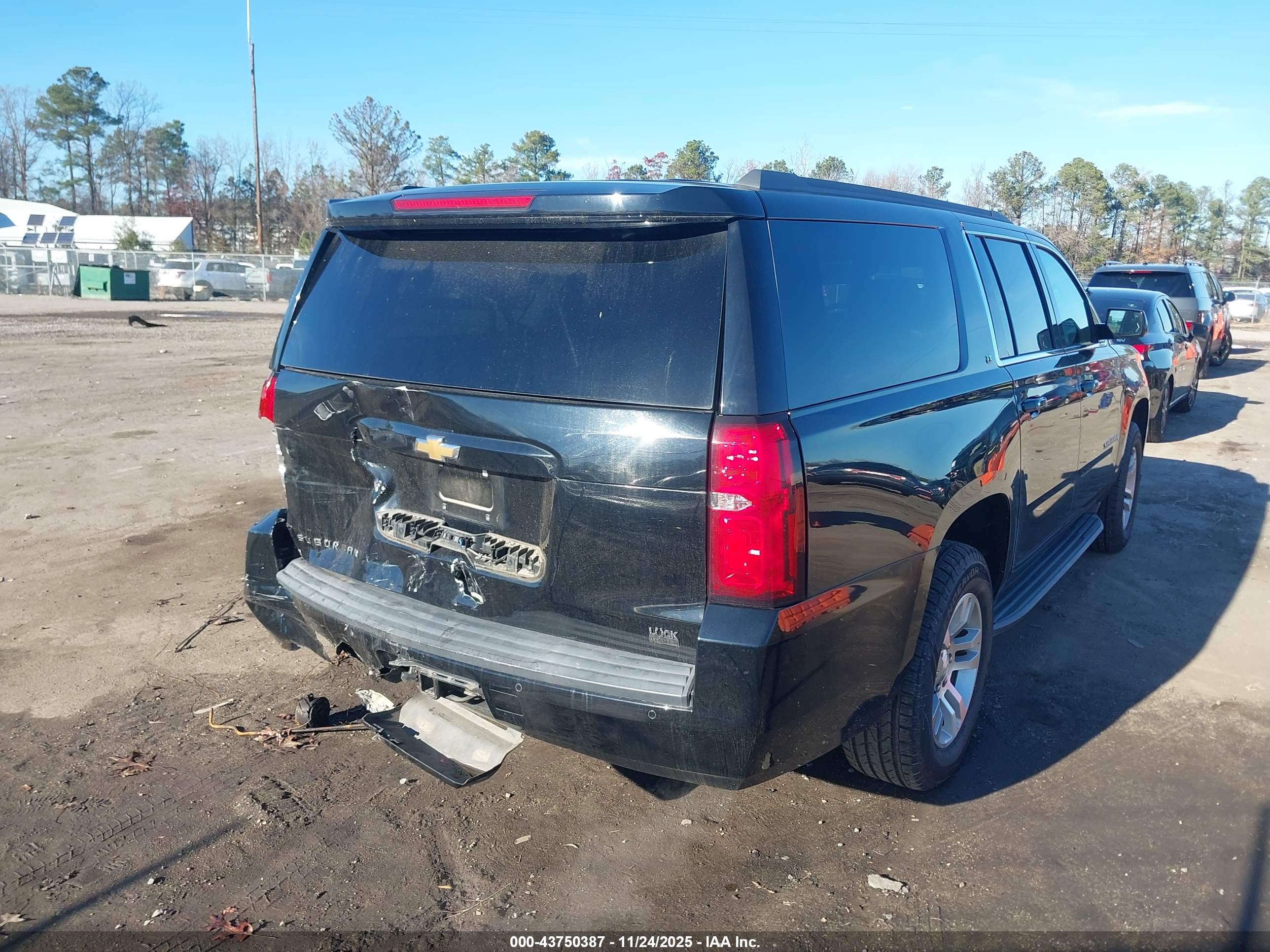 CHEVROLET SUBURBAN image 4