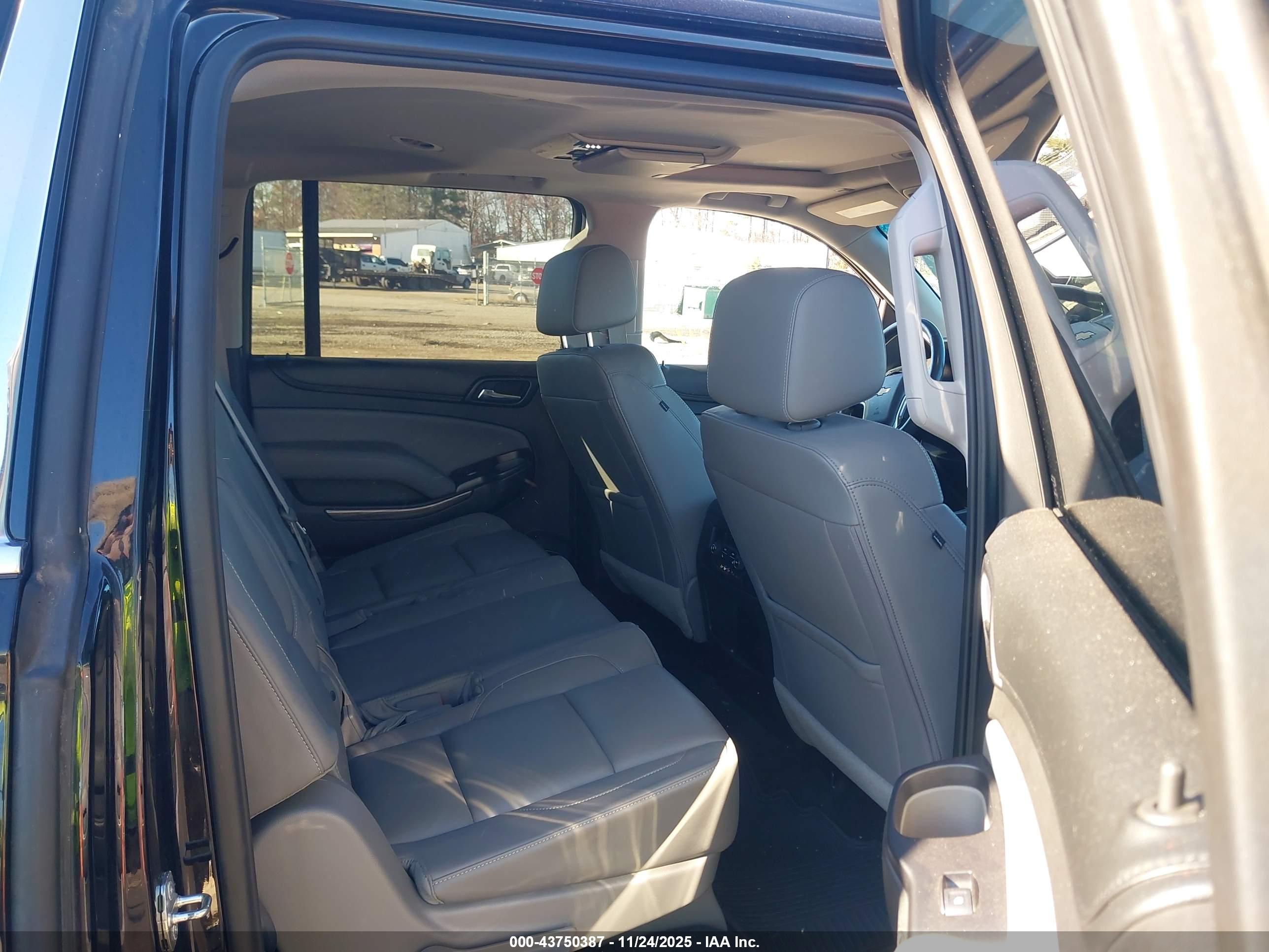 CHEVROLET SUBURBAN image 8