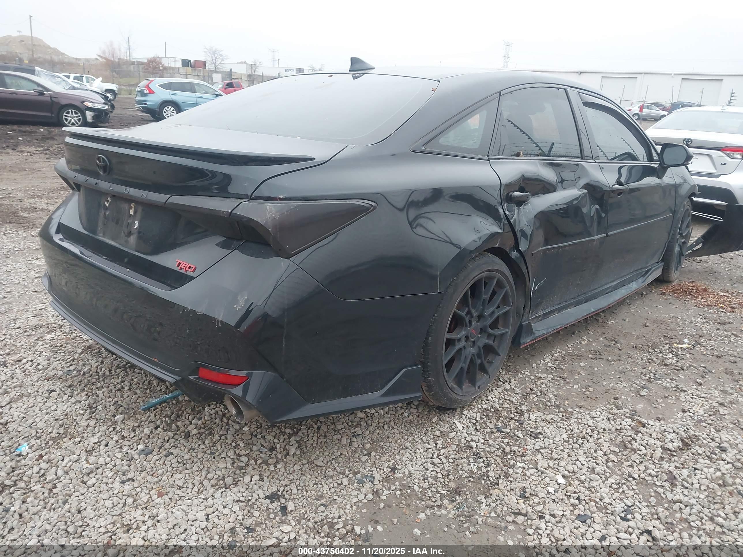TOYOTA AVALON image 4