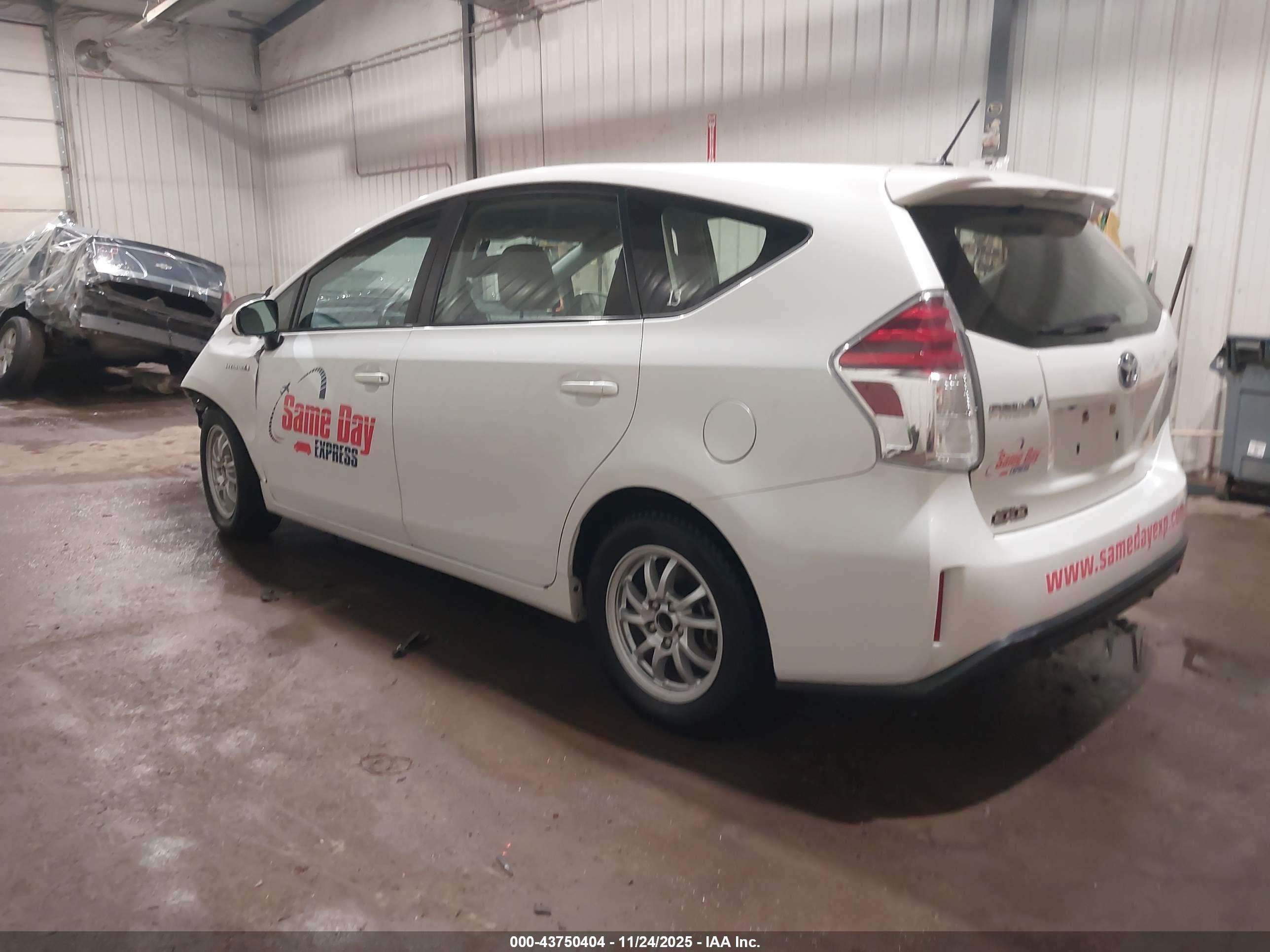 TOYOTA PRIUS image 3