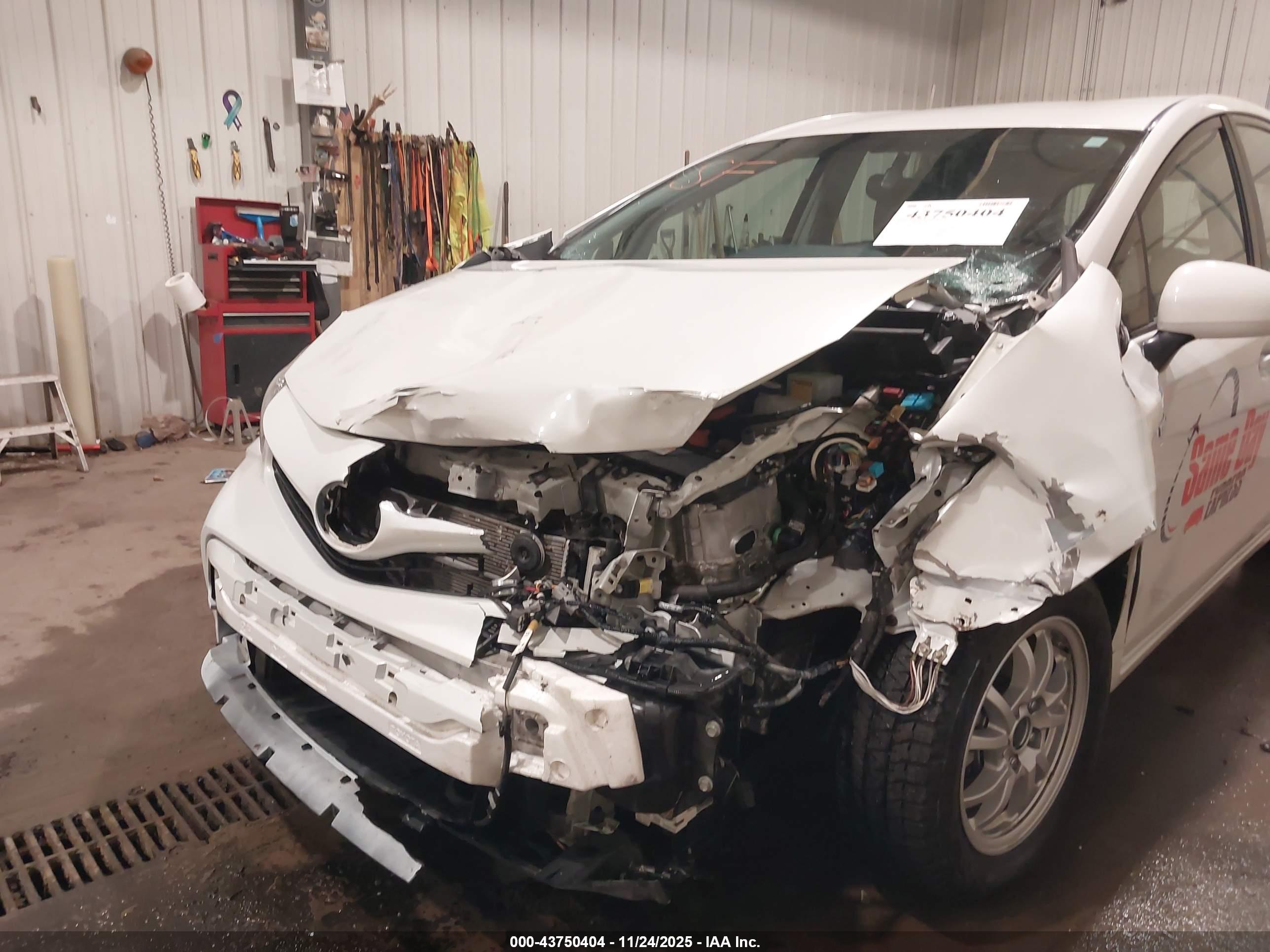 TOYOTA PRIUS image 6