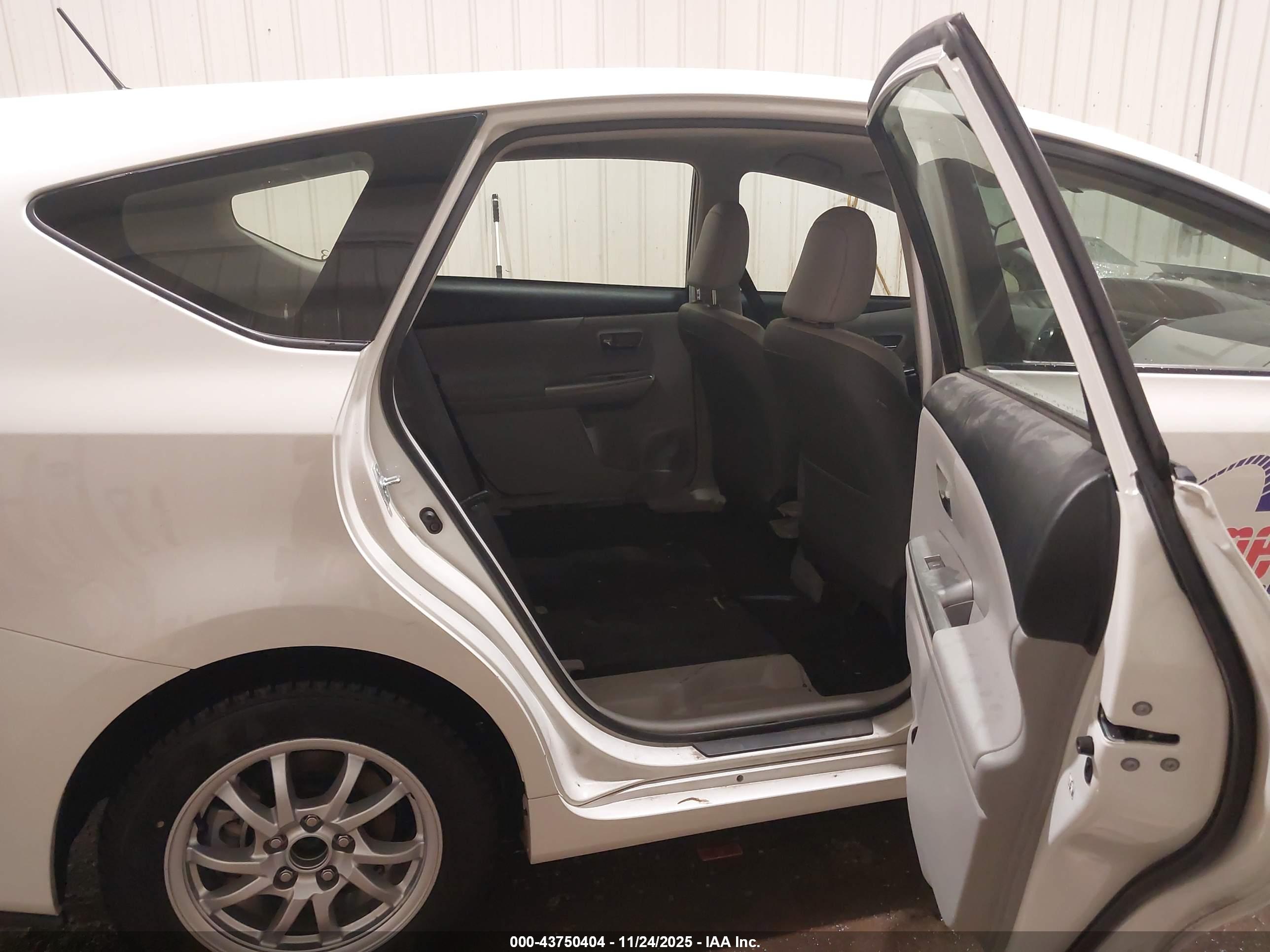TOYOTA PRIUS image 8