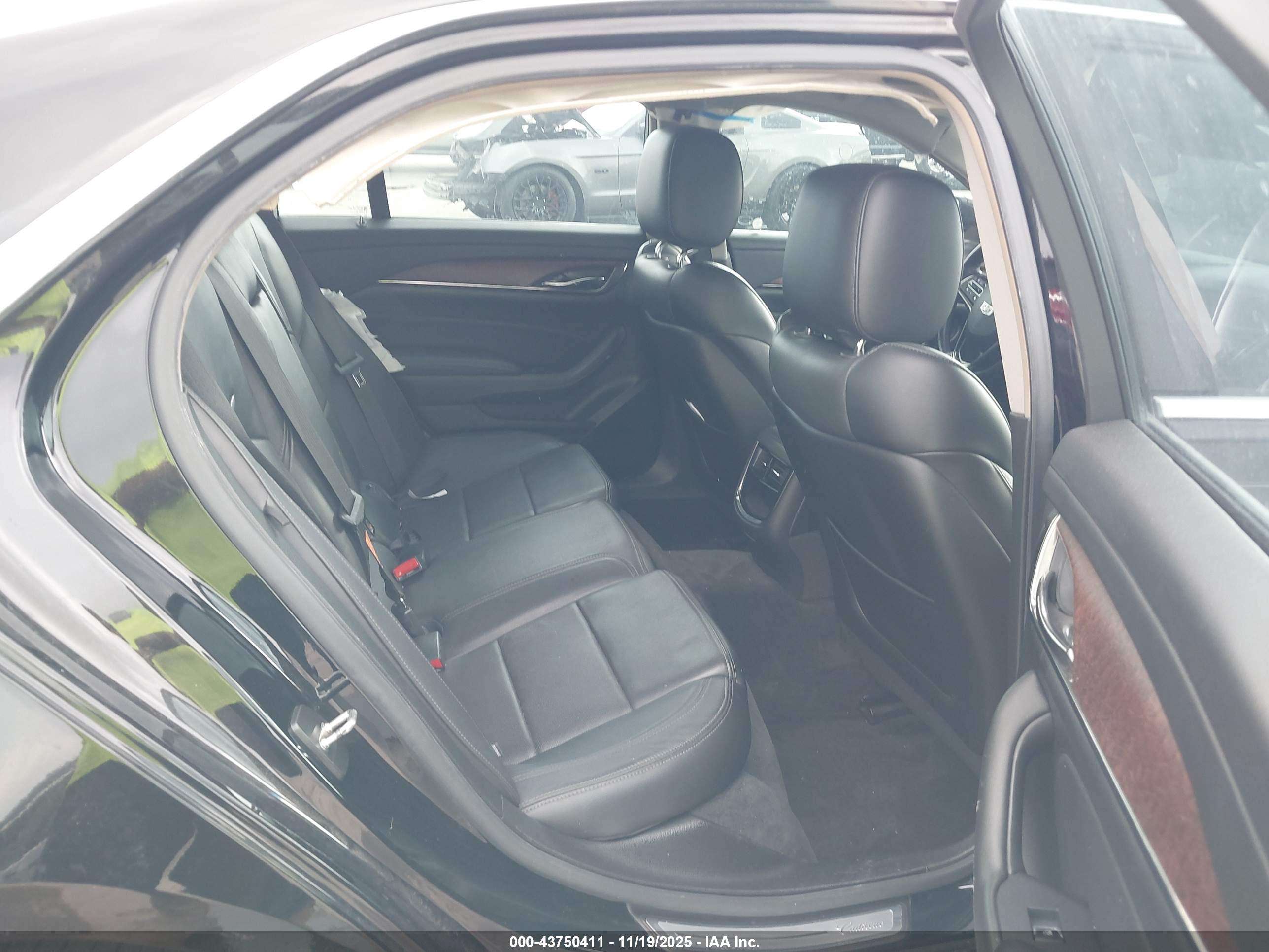 CADILLAC CTS image 8