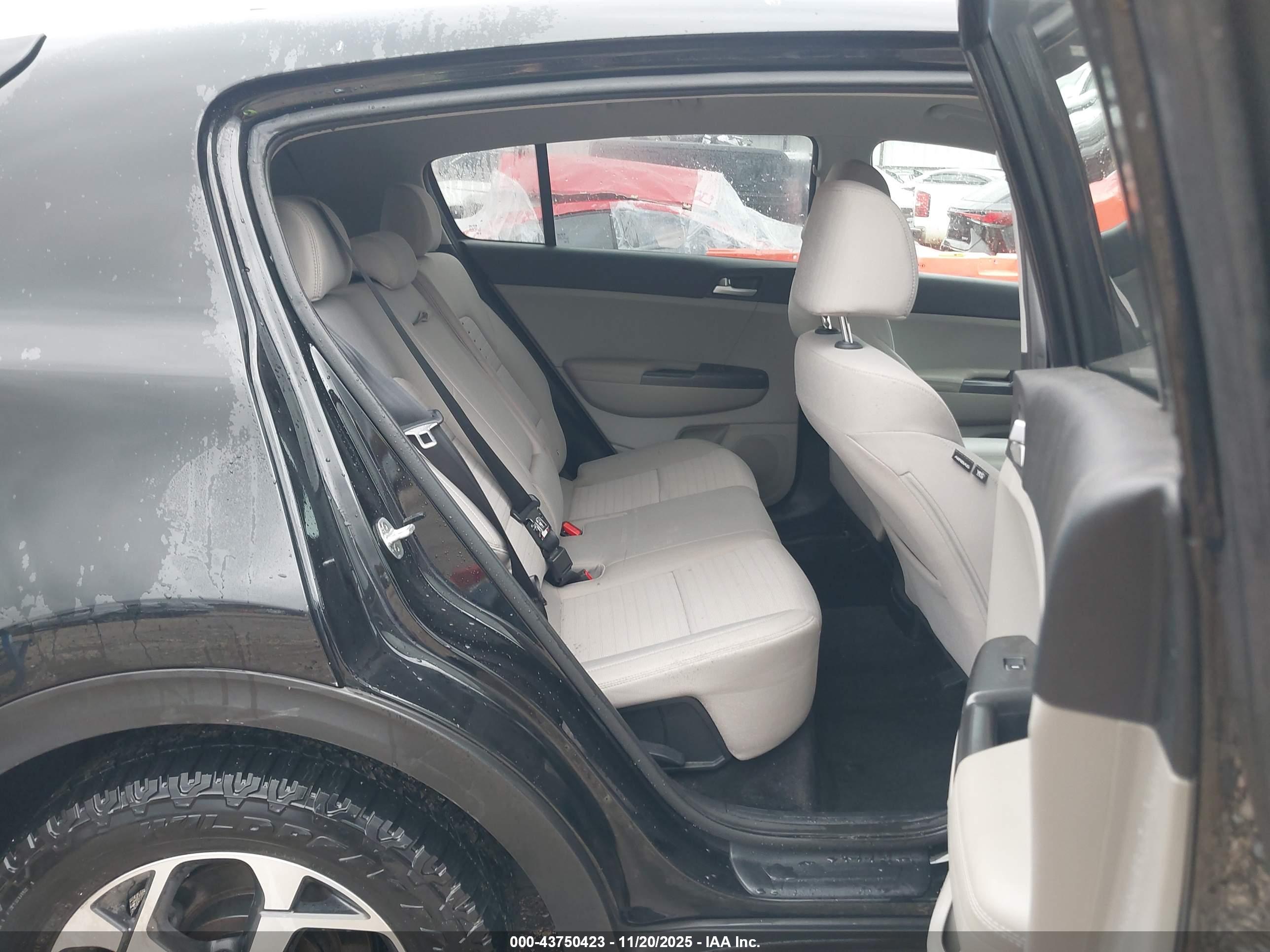 KIA SPORTAGE image 8