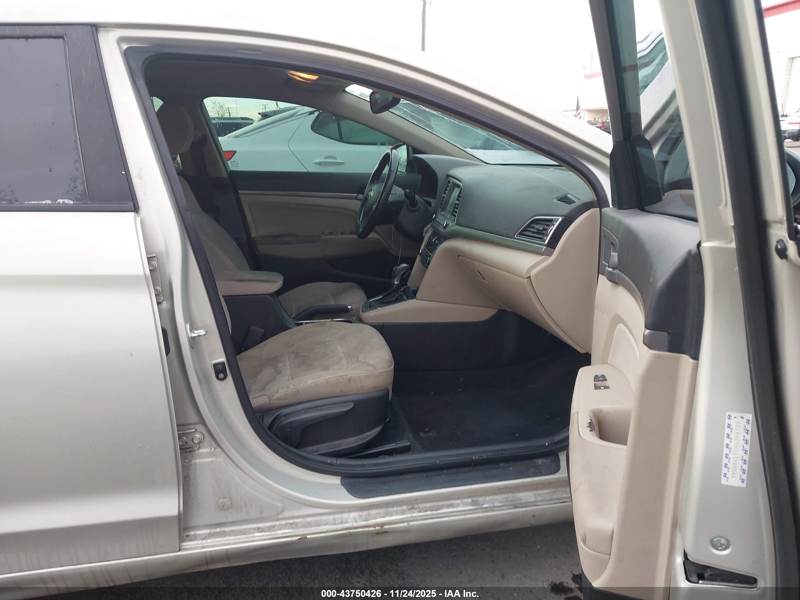 HYUNDAI ELANTRA image 5