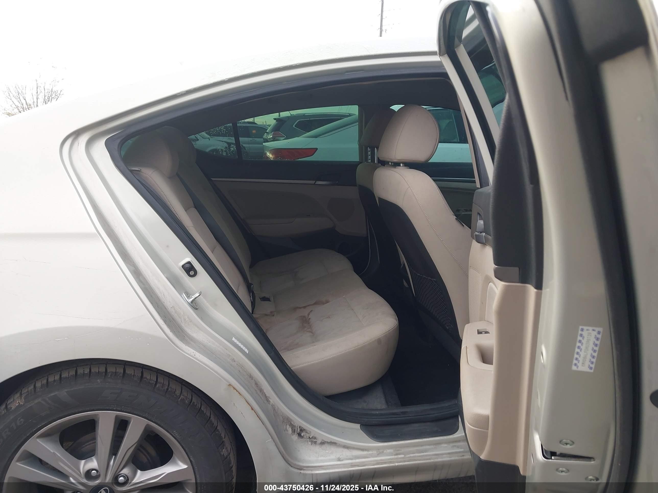 HYUNDAI ELANTRA image 8
