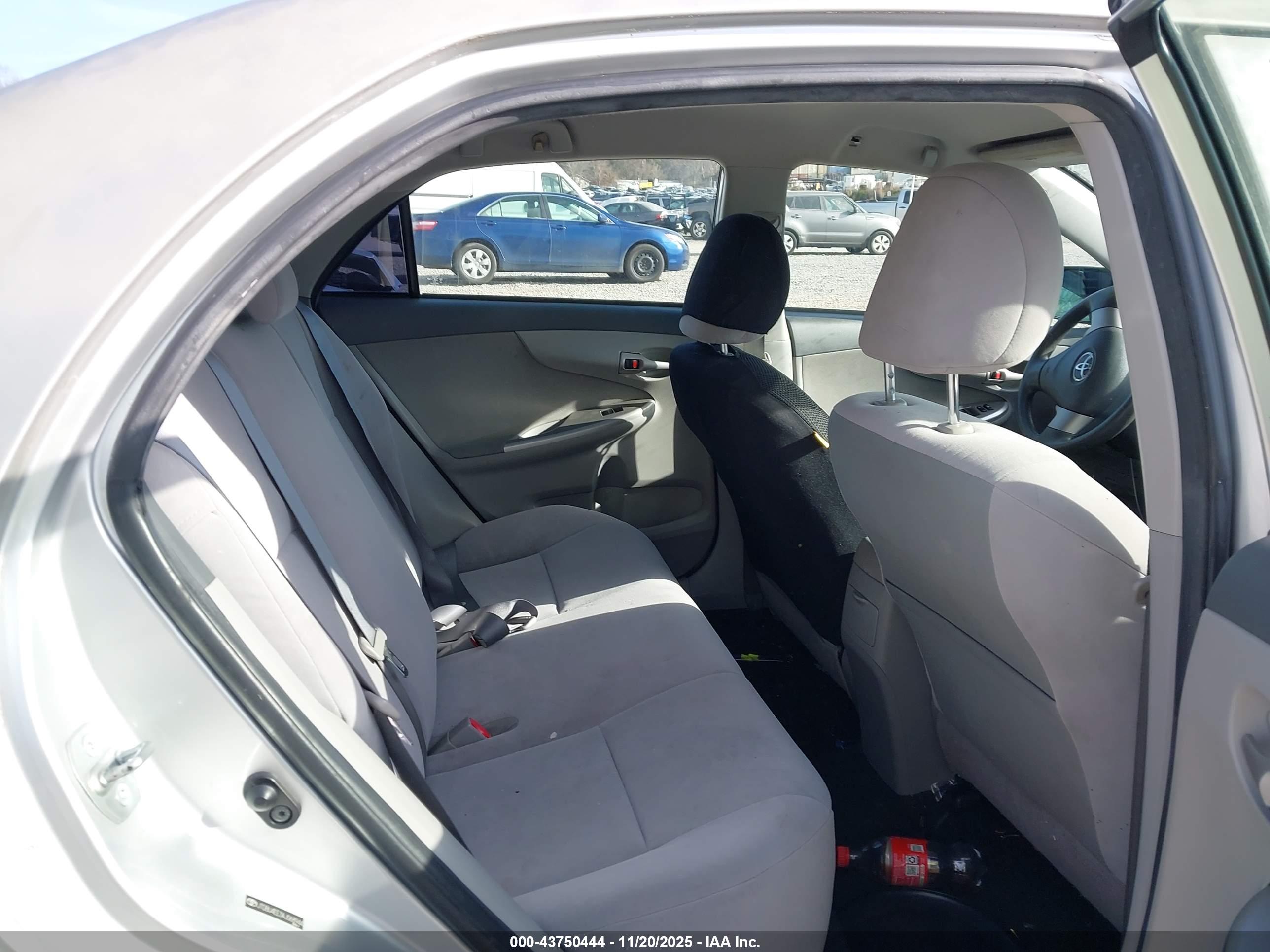 TOYOTA COROLLA image 8