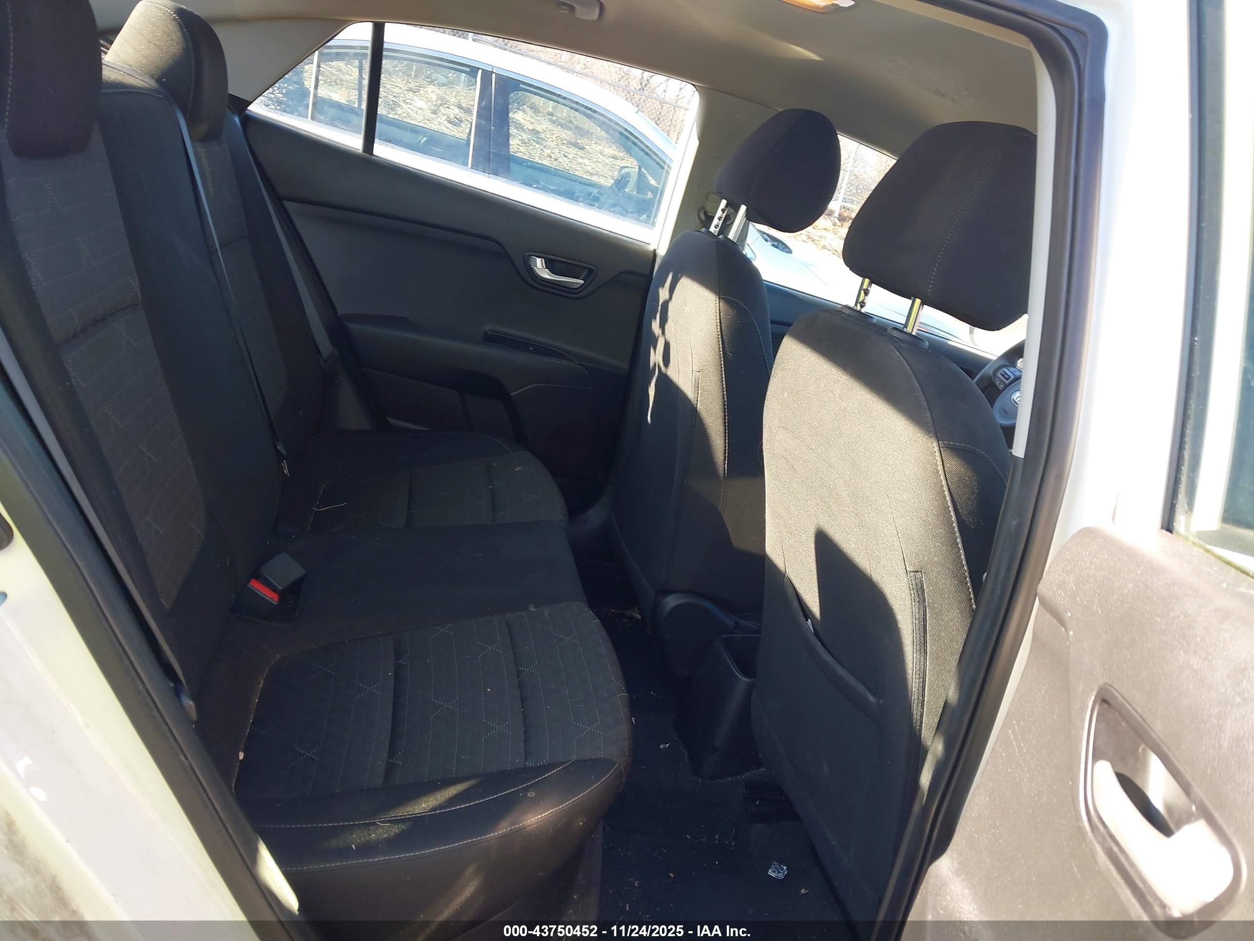 KIA RIO image 8