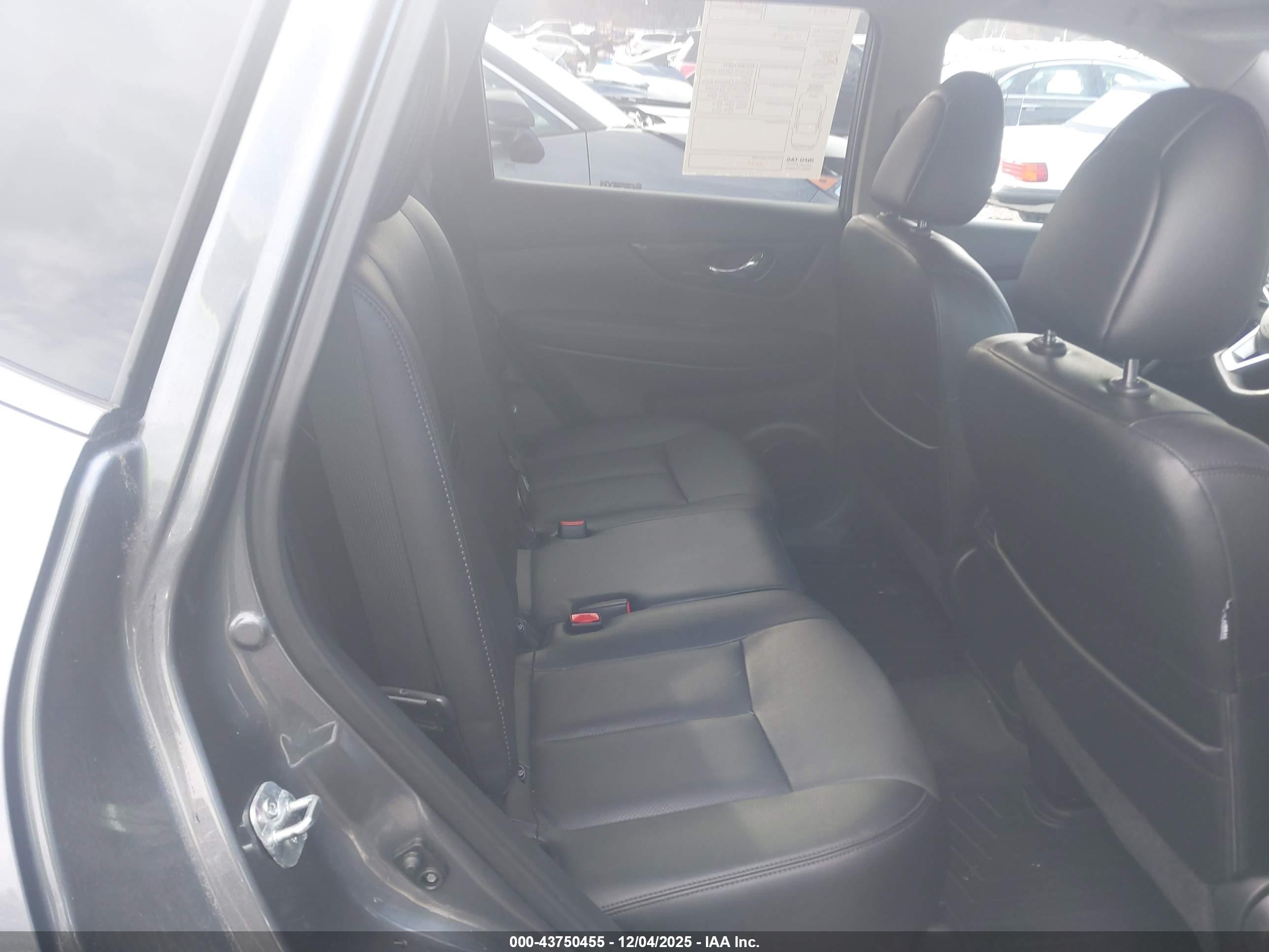 NISSAN ROGUE image 8