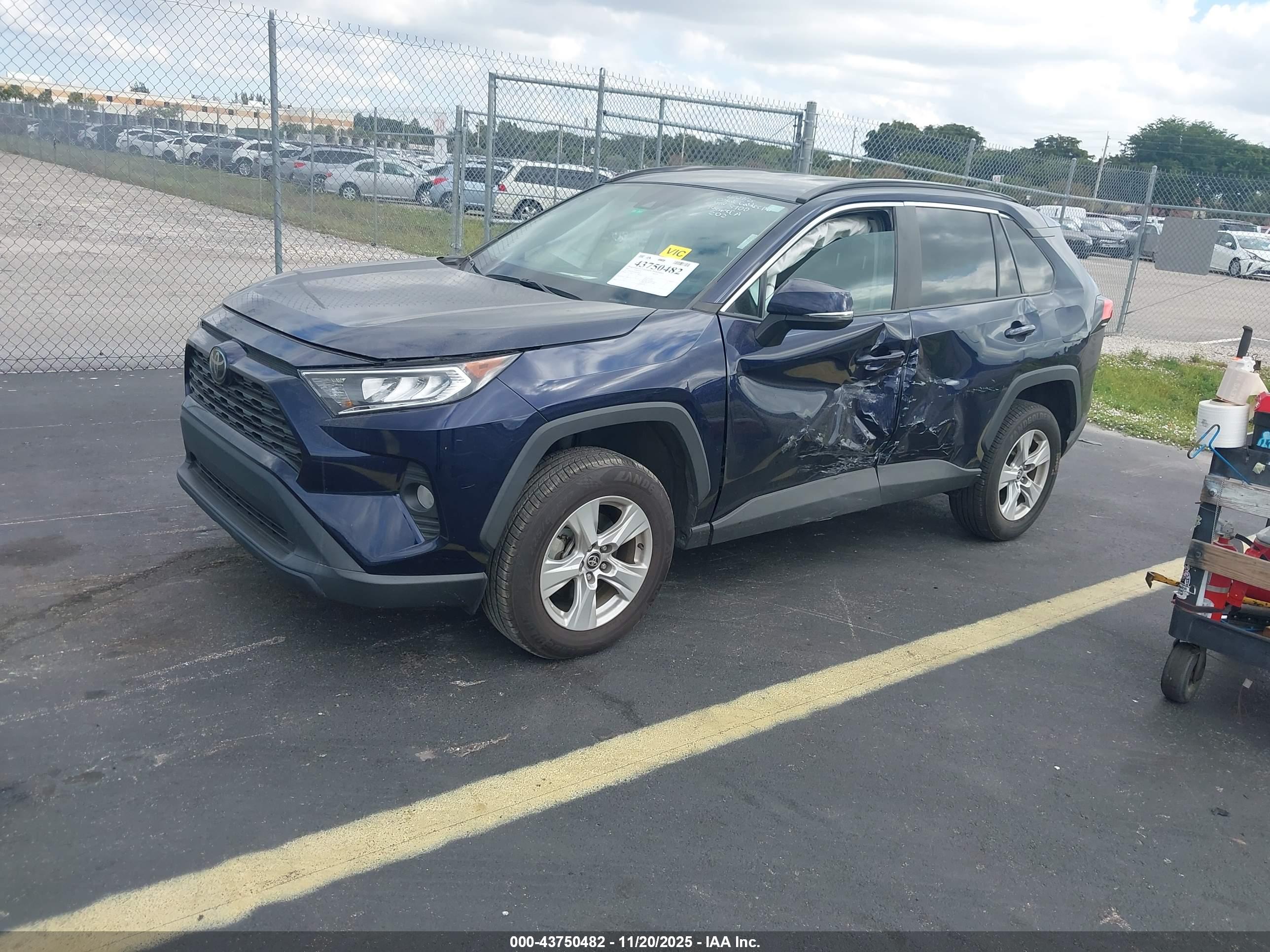 TOYOTA RAV4 image 2