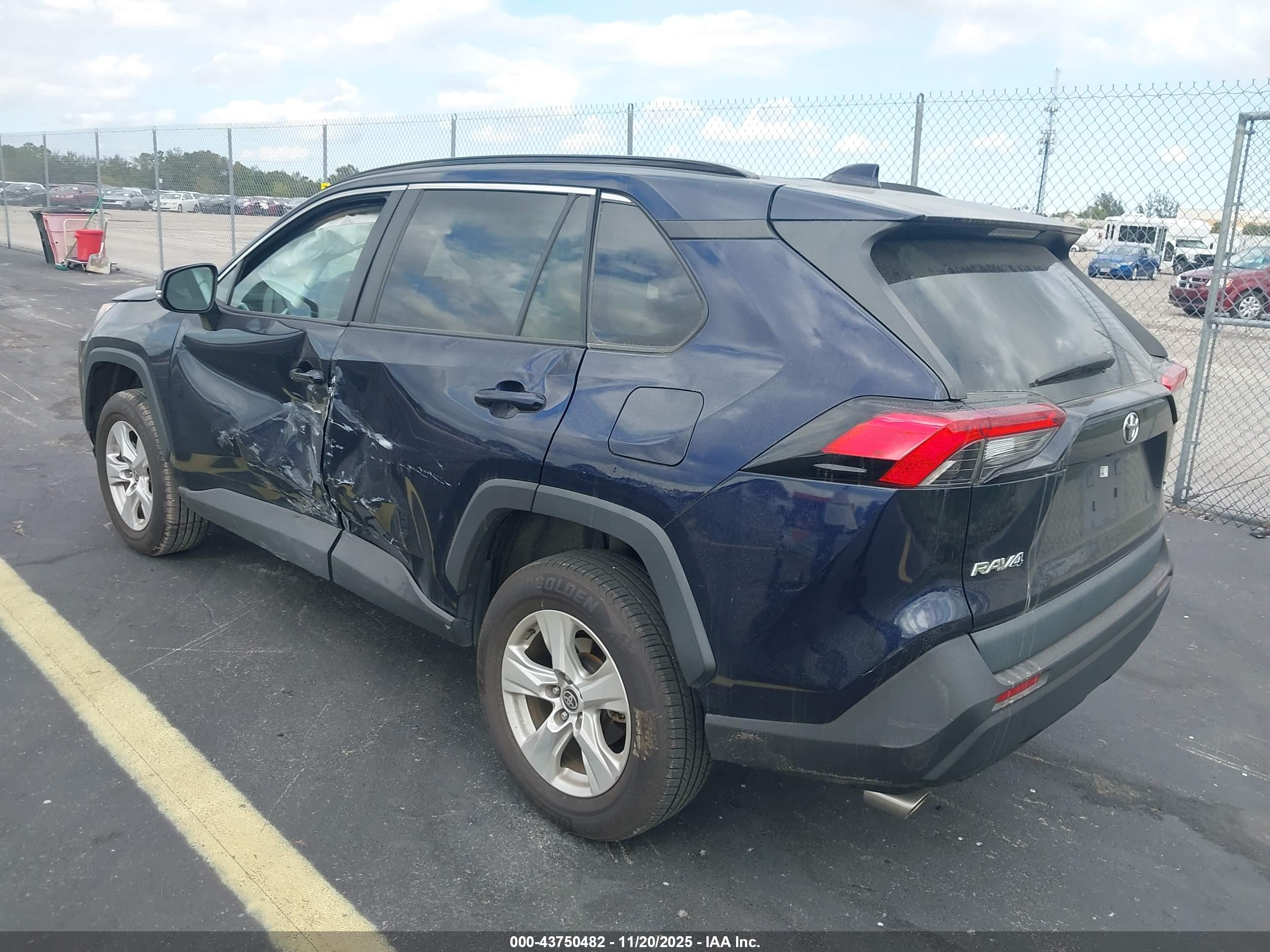 TOYOTA RAV4 image 3