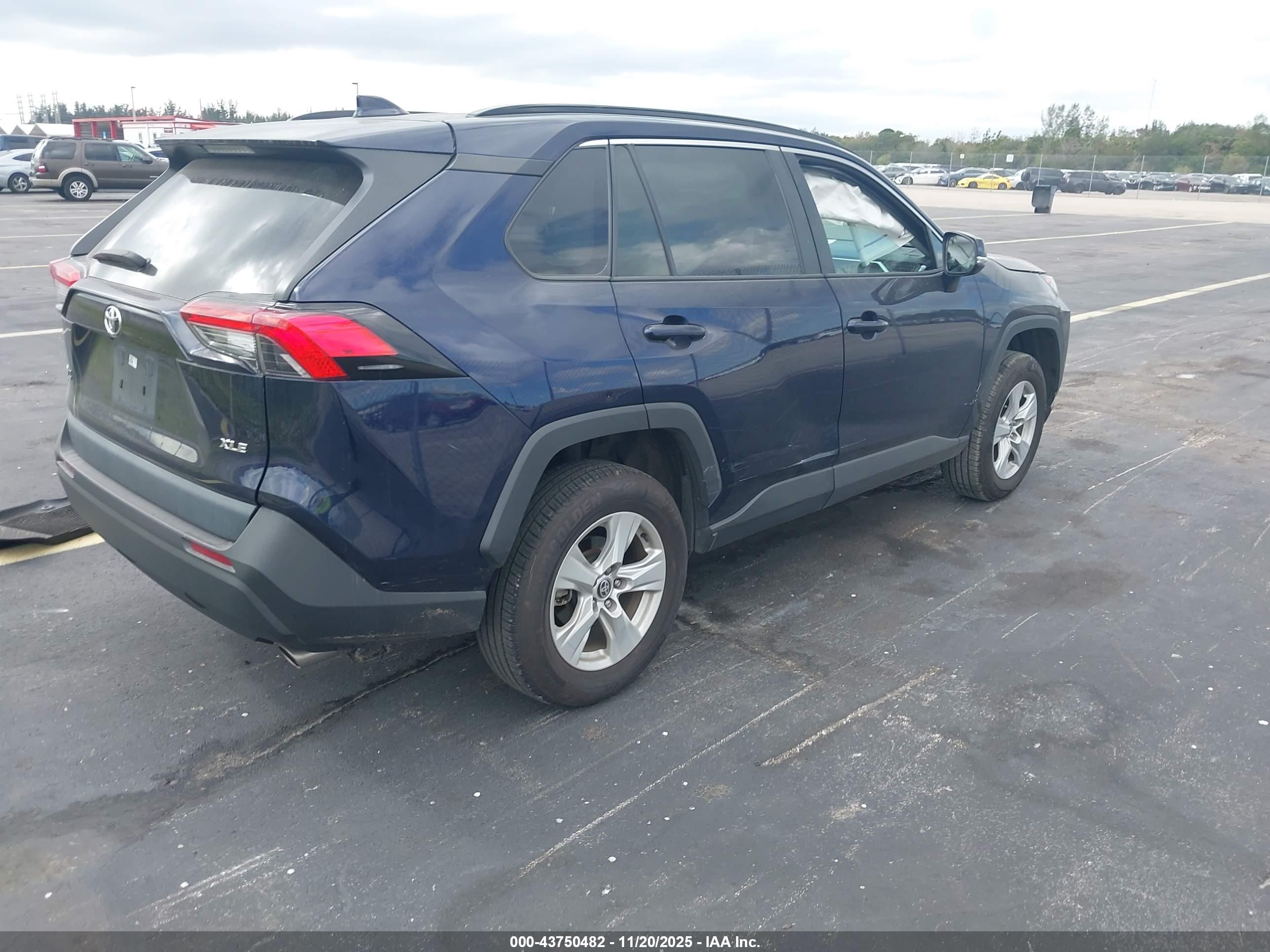 TOYOTA RAV4 image 4