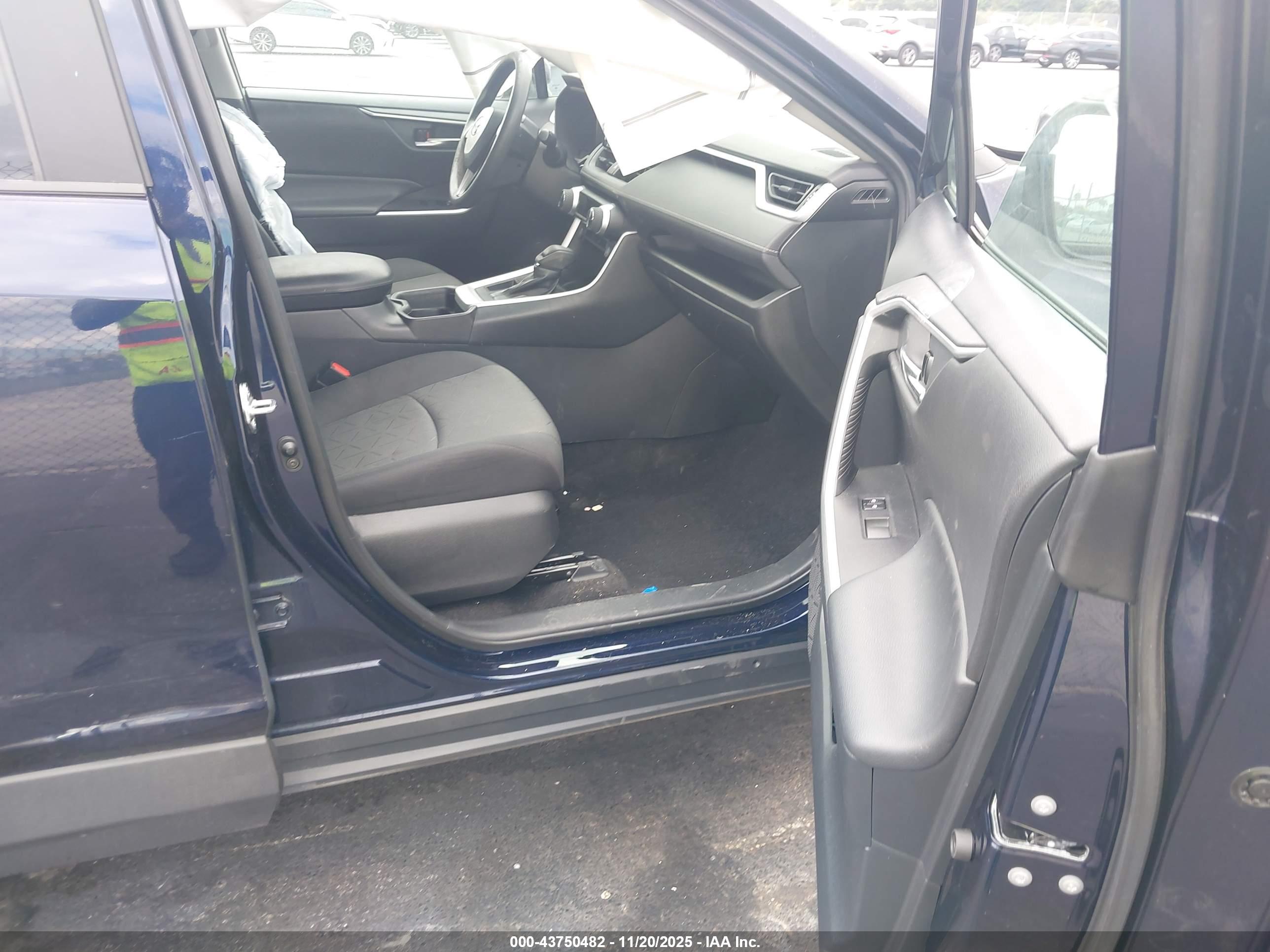 TOYOTA RAV4 image 5