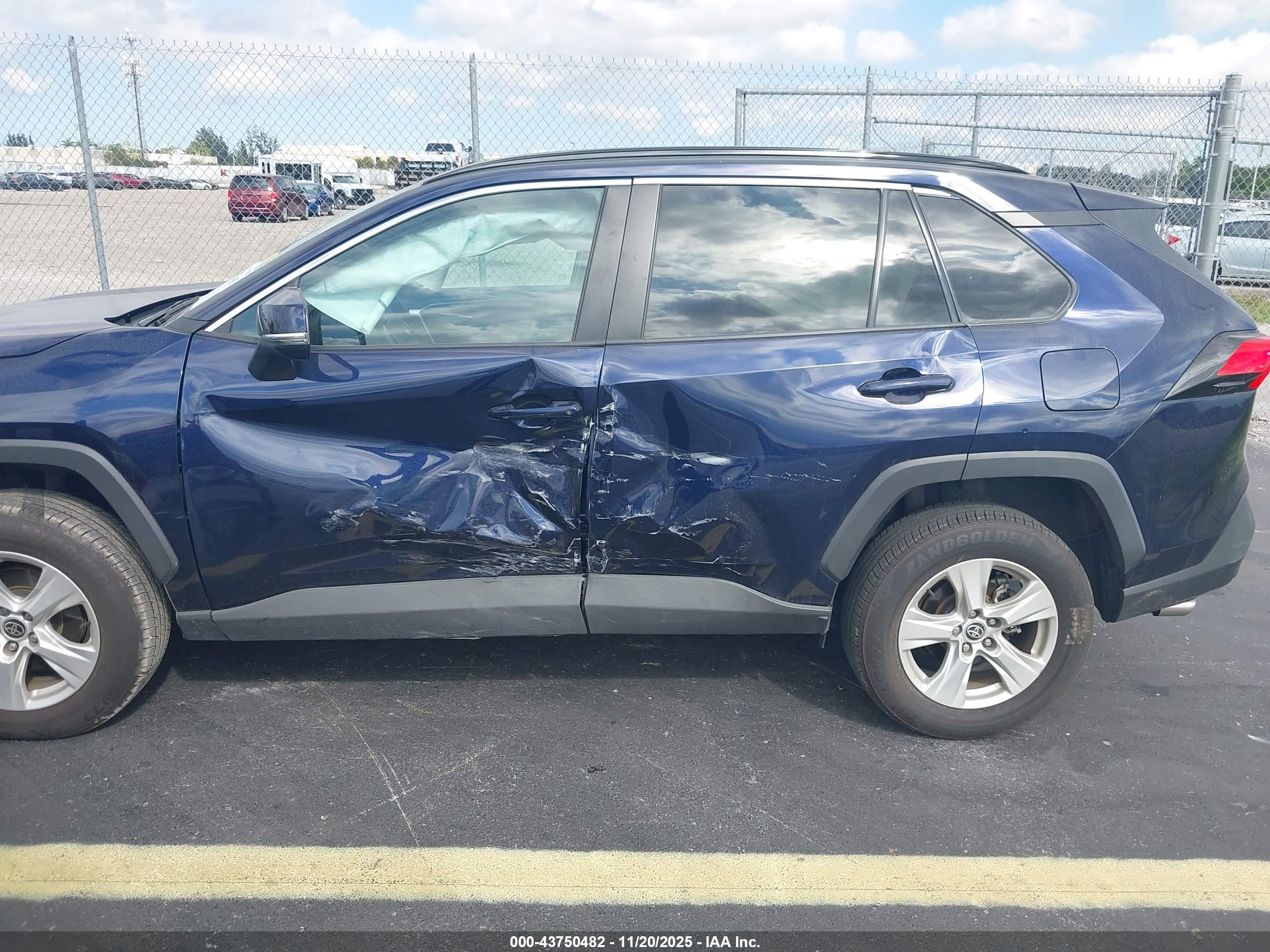 TOYOTA RAV4 image 6