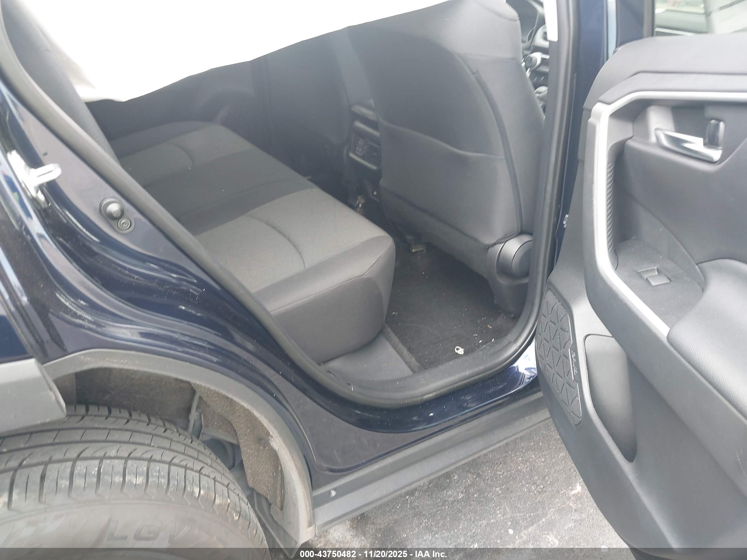 TOYOTA RAV4 image 8