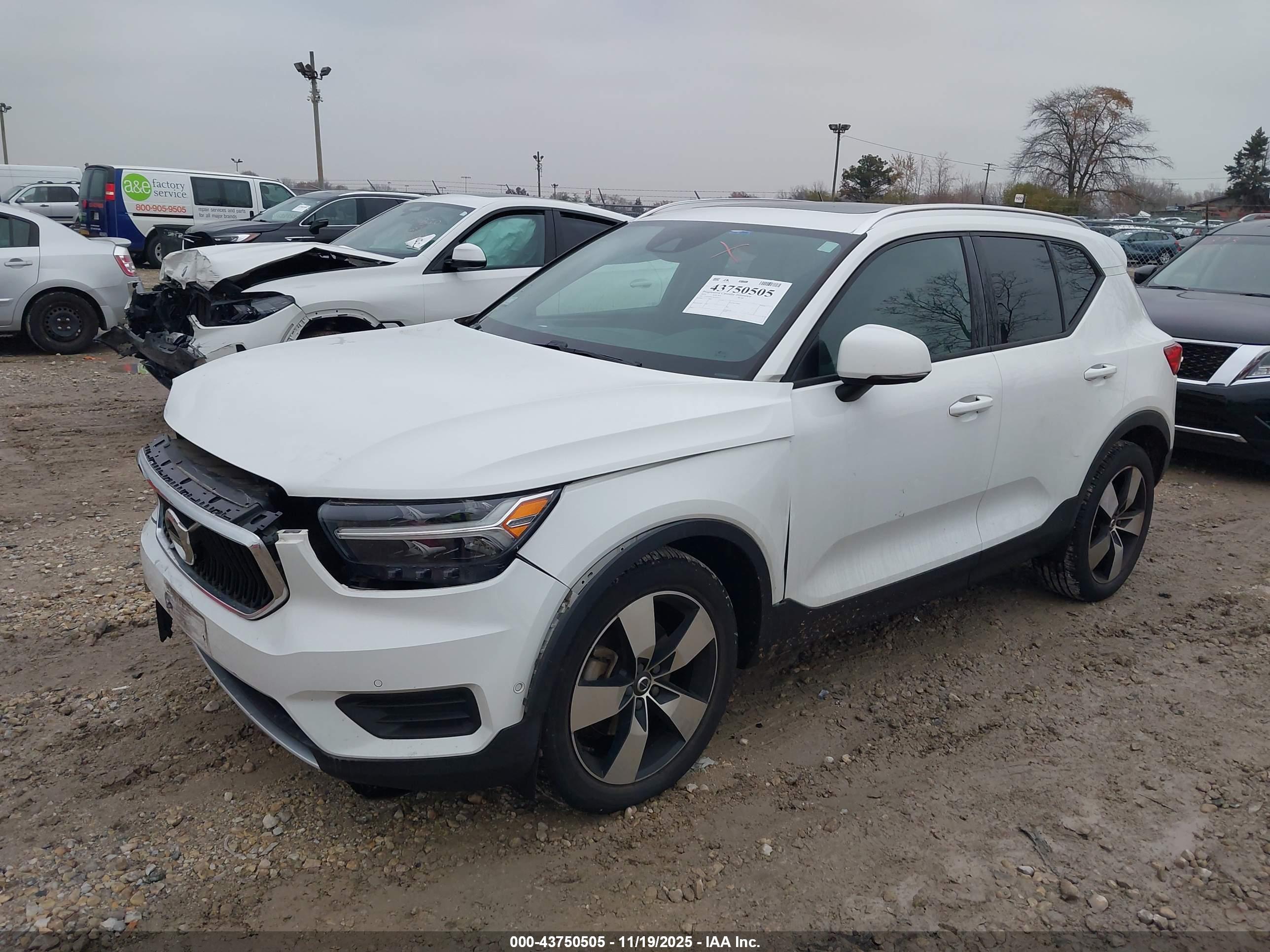 VOLVO XC40 image 2
