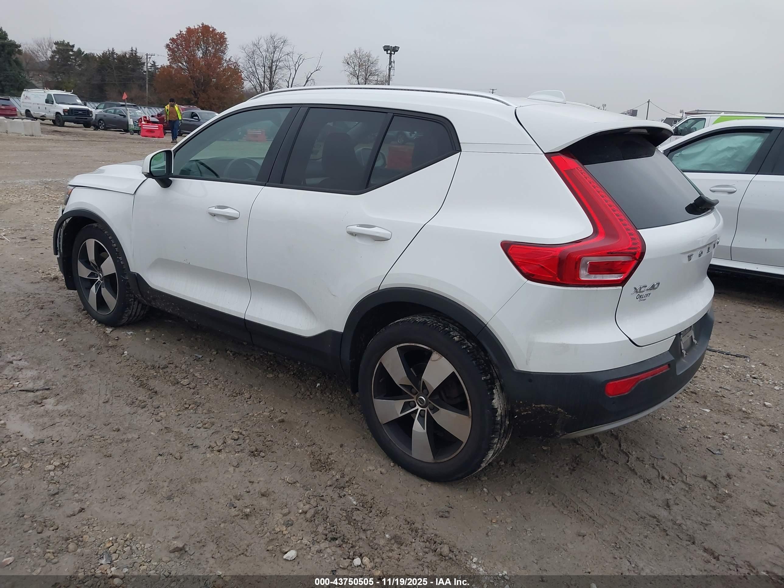 VOLVO XC40 image 3