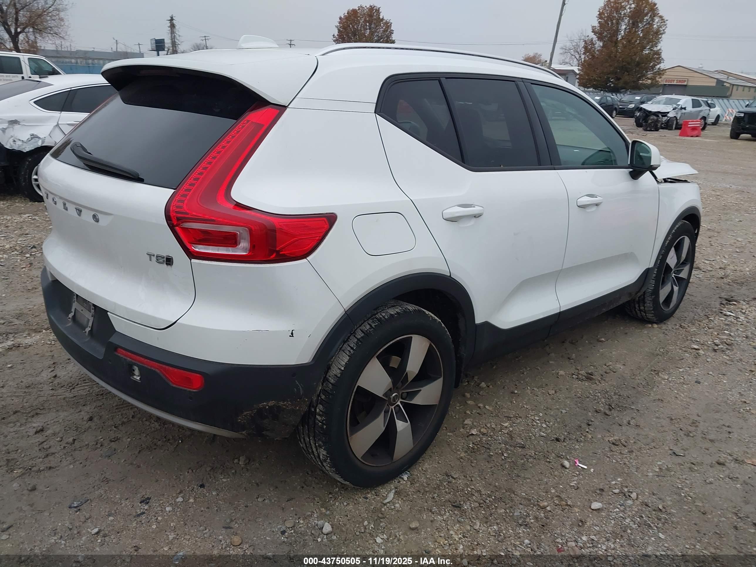 VOLVO XC40 image 4