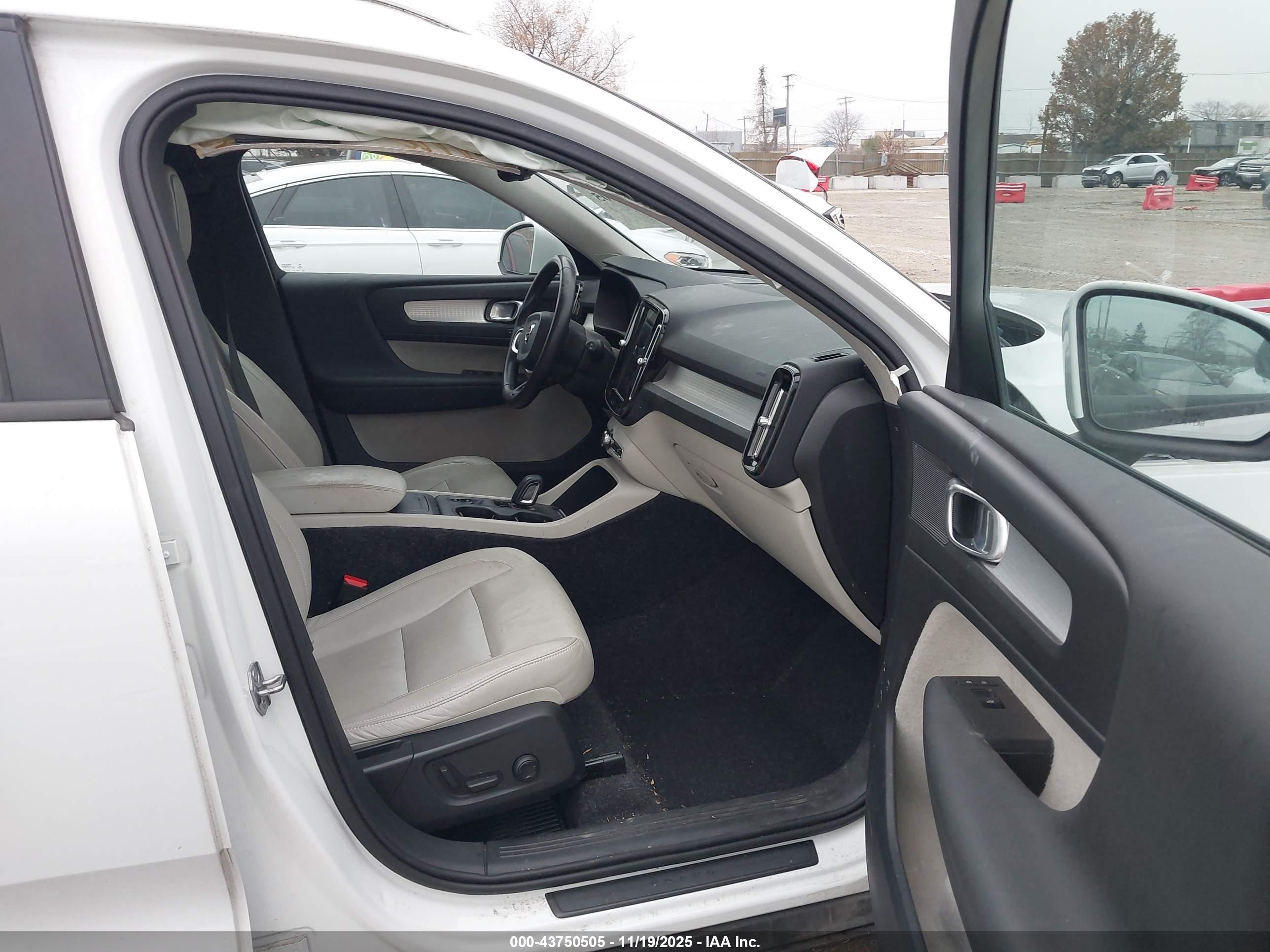 VOLVO XC40 image 5