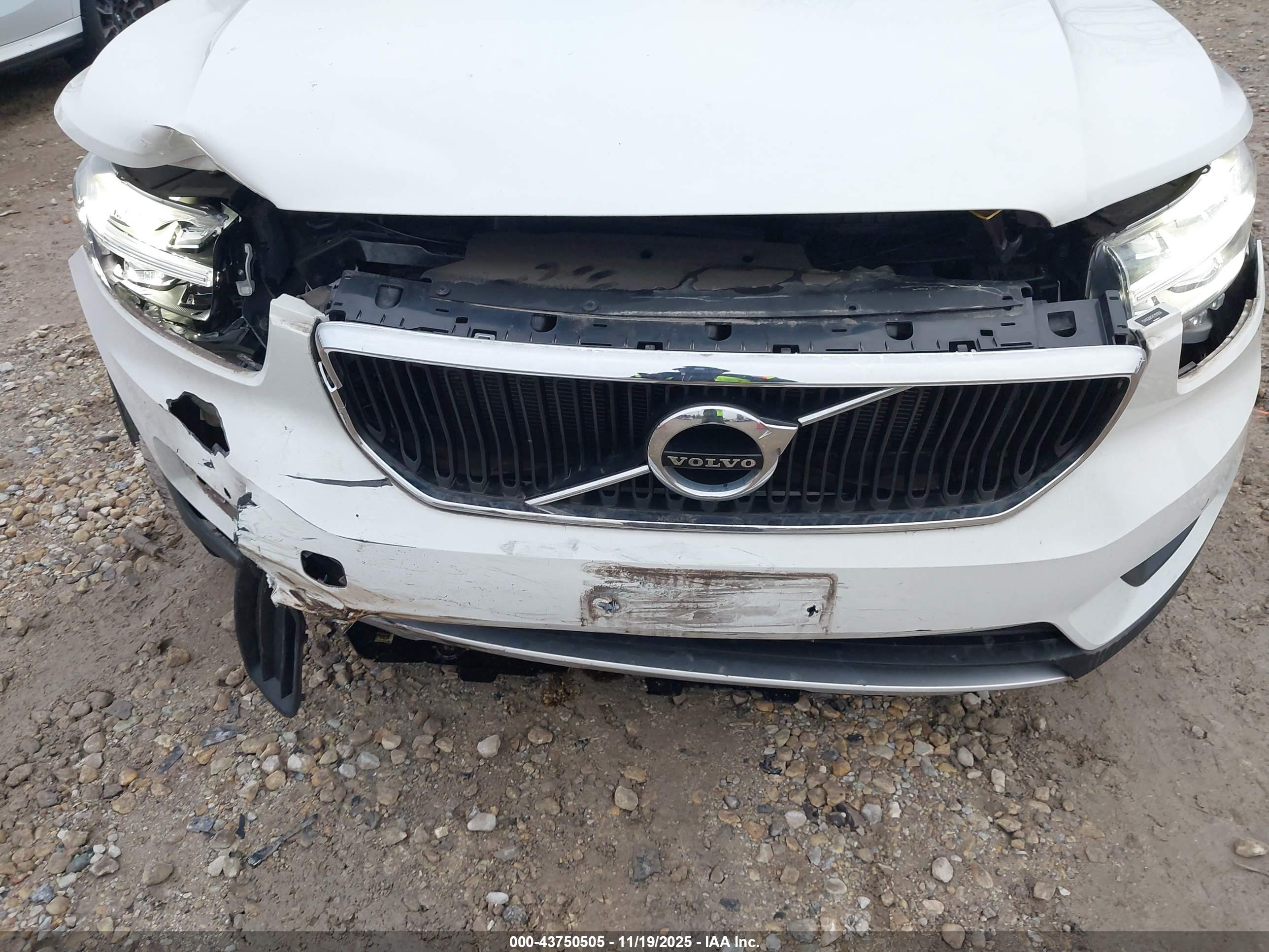 VOLVO XC40 image 6