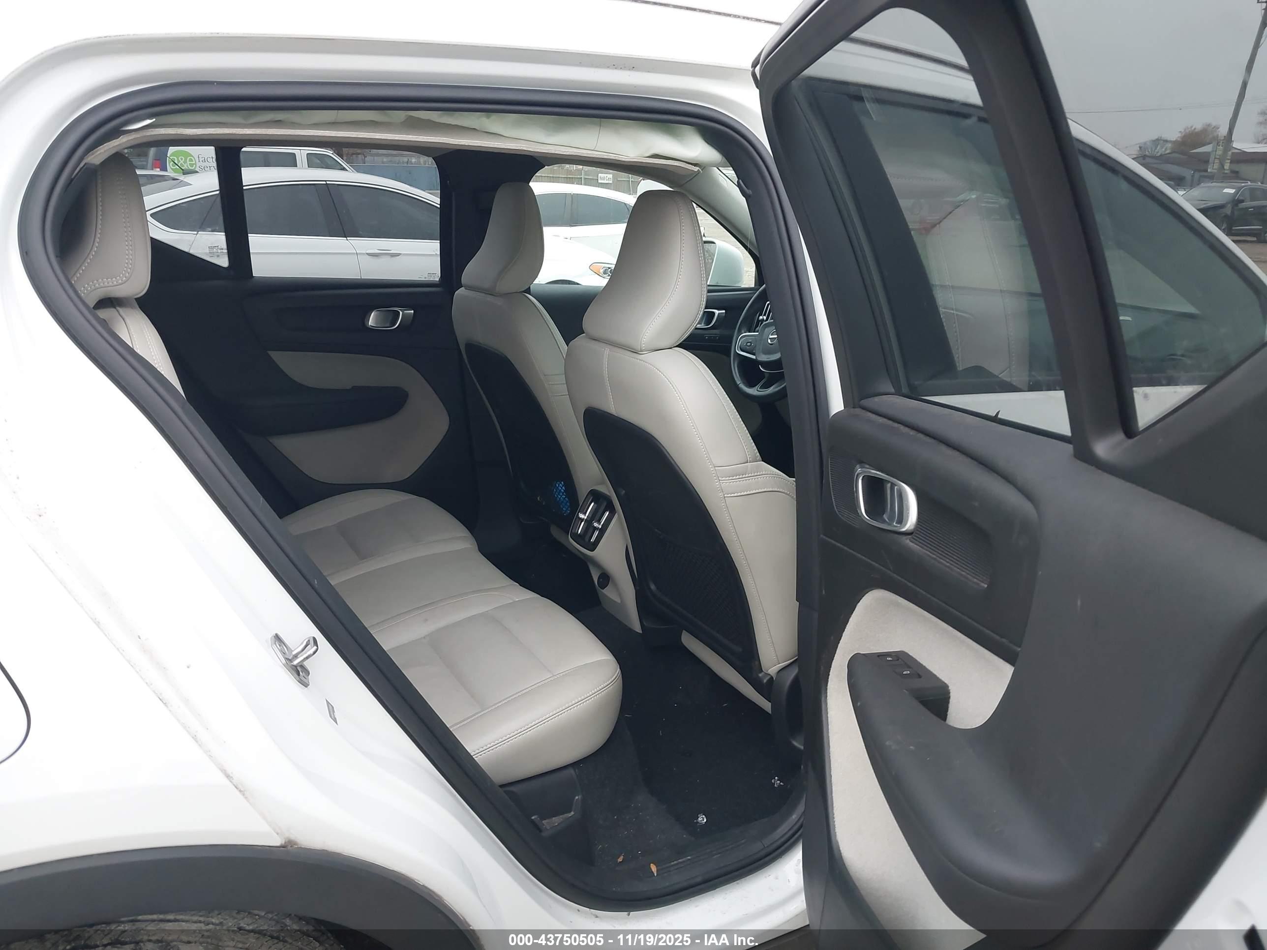 VOLVO XC40 image 8