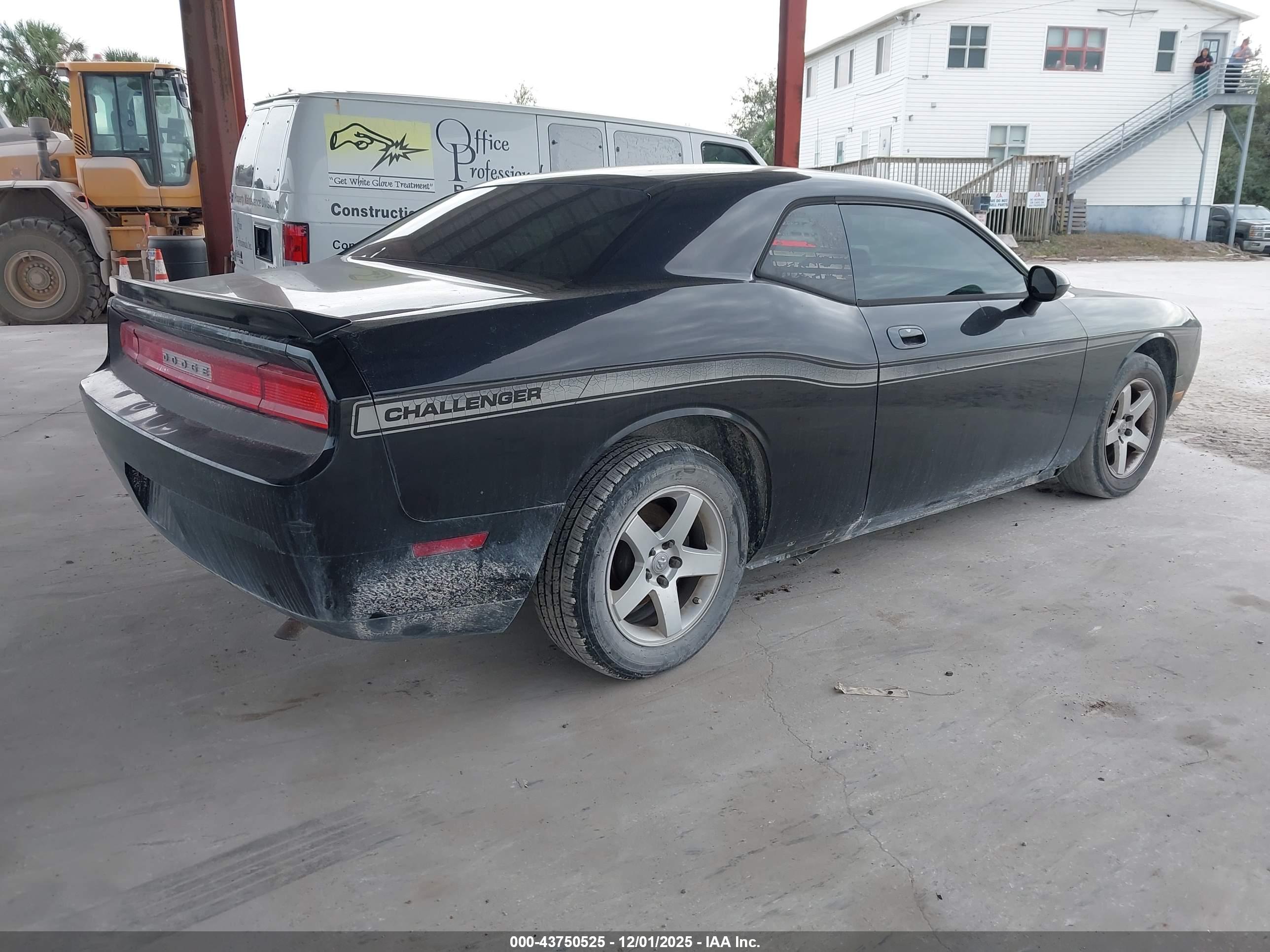 DODGE CHALLENGER image 4