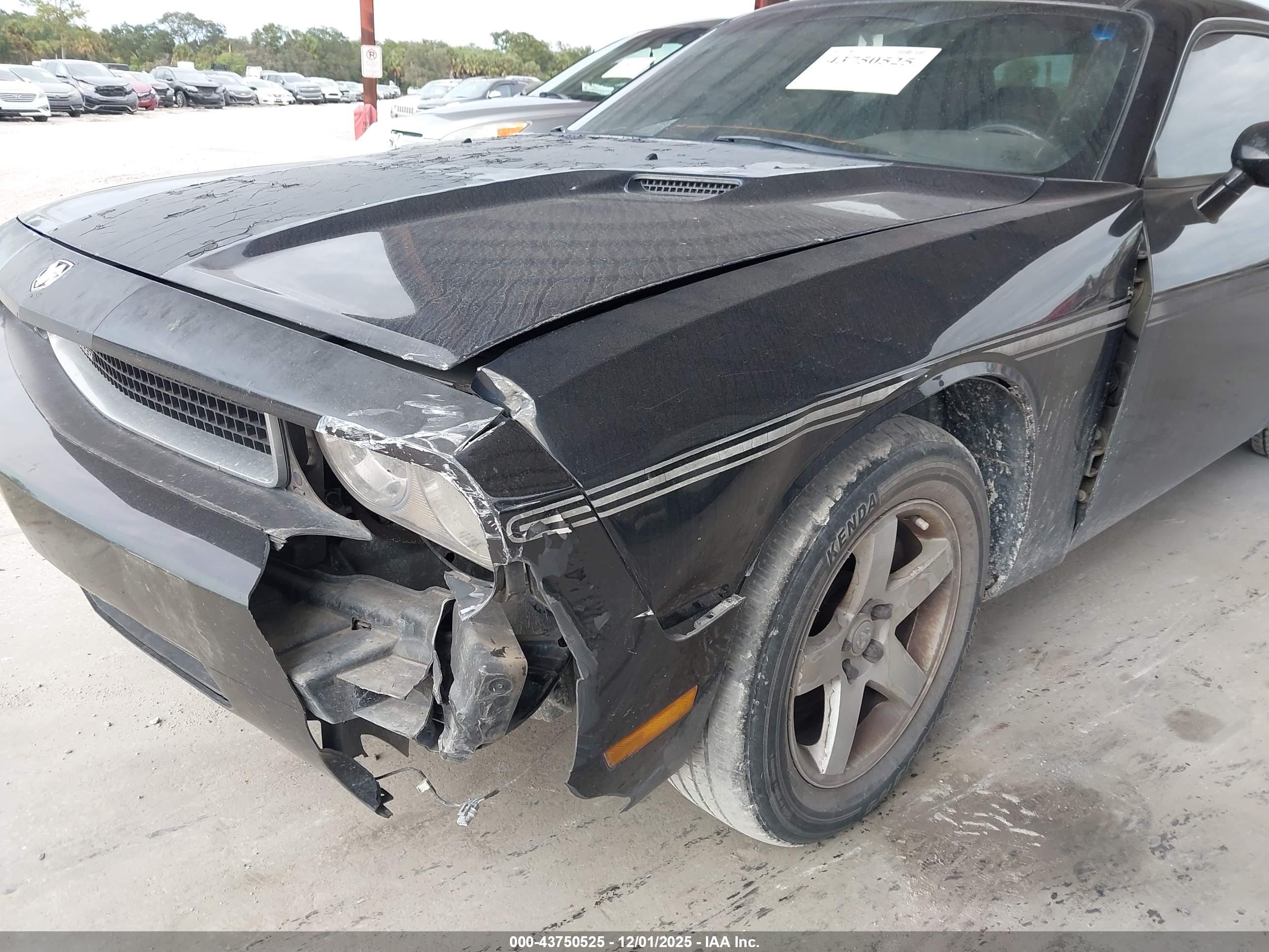 DODGE CHALLENGER image 6