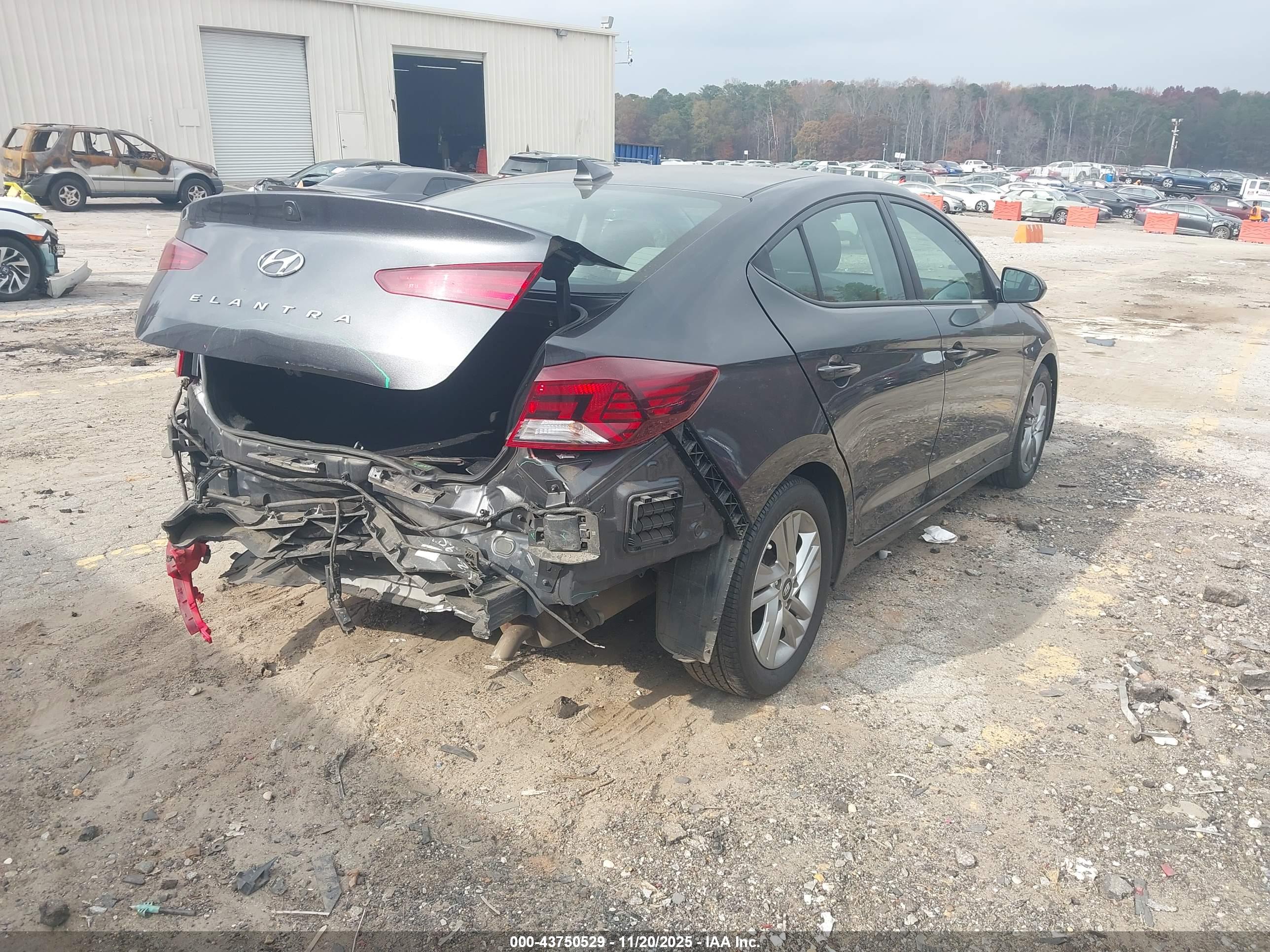 HYUNDAI ELANTRA image 4