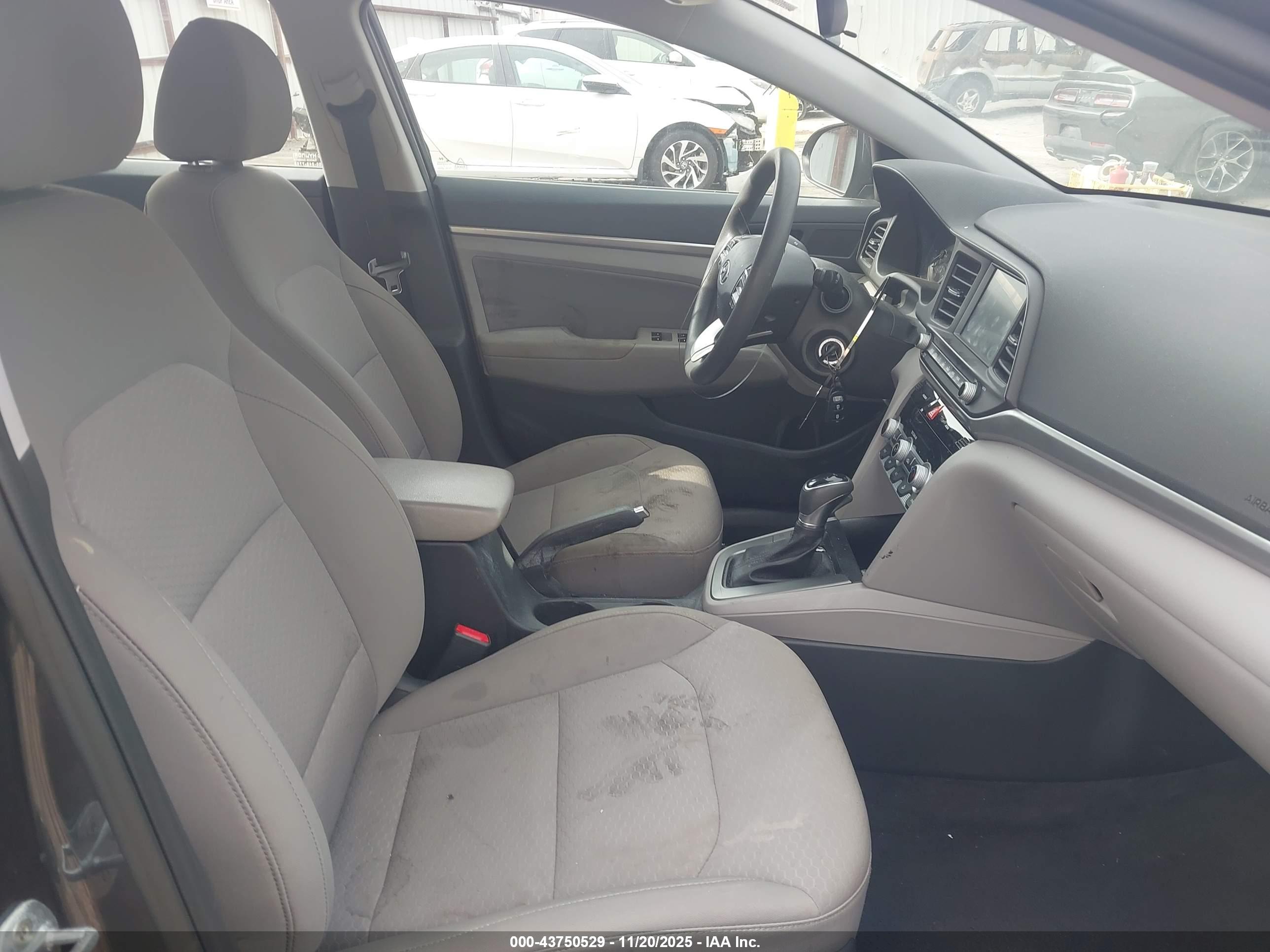HYUNDAI ELANTRA image 5