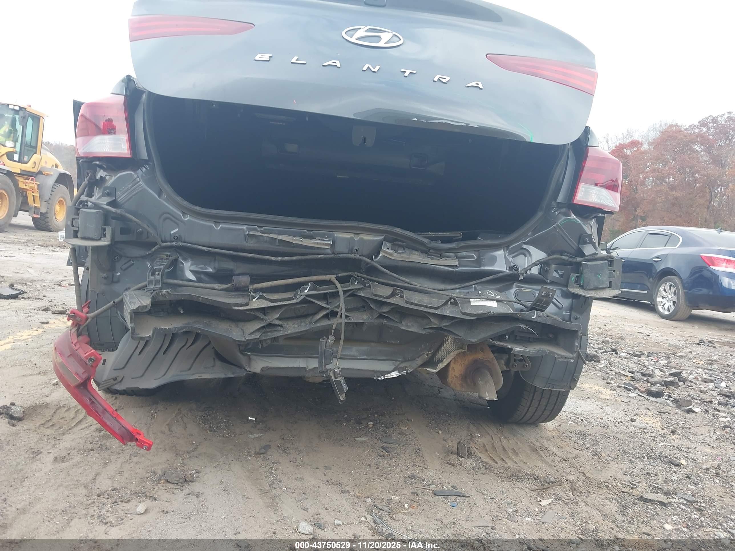 HYUNDAI ELANTRA image 6