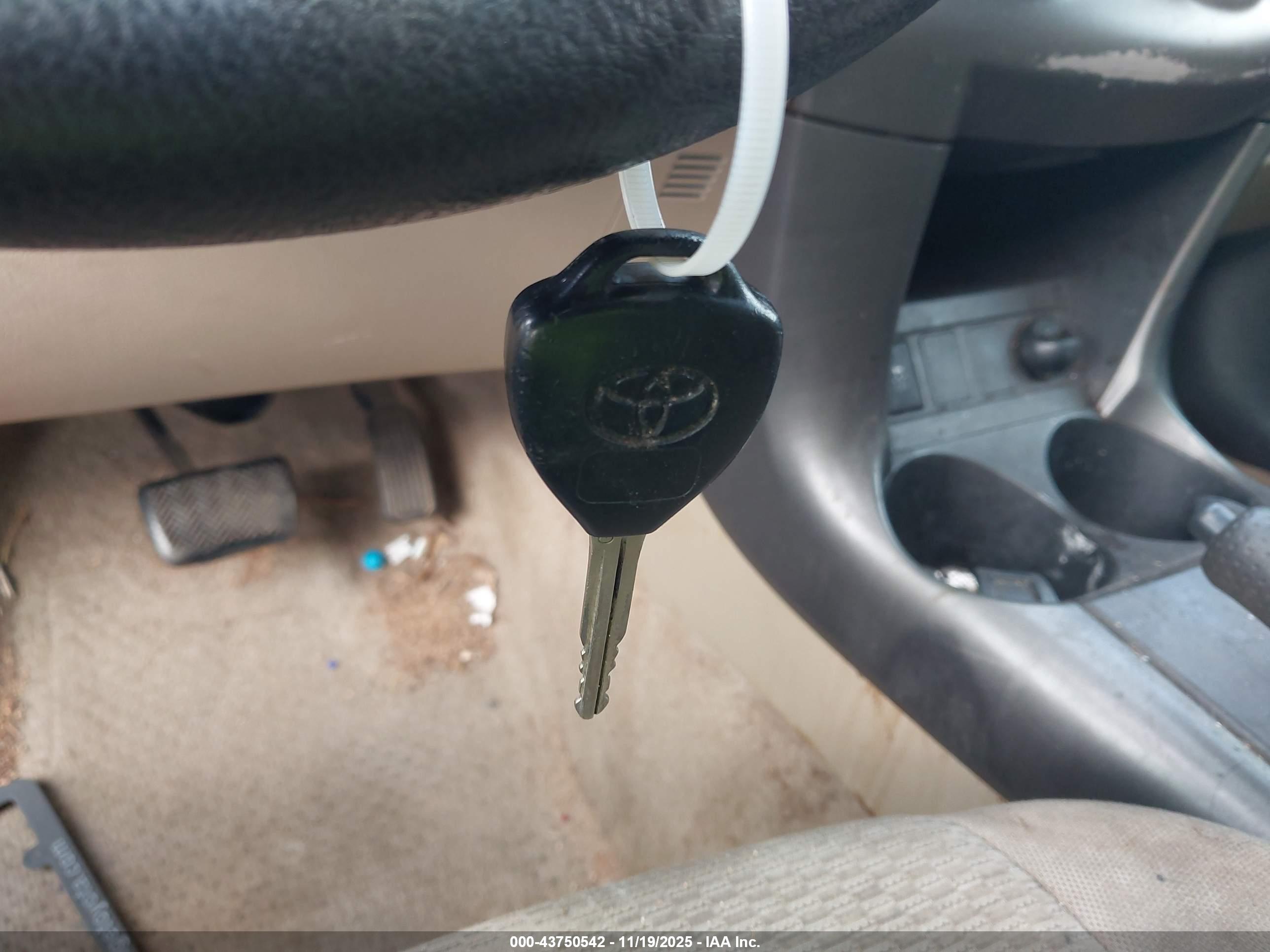 TOYOTA RAV4 image 11