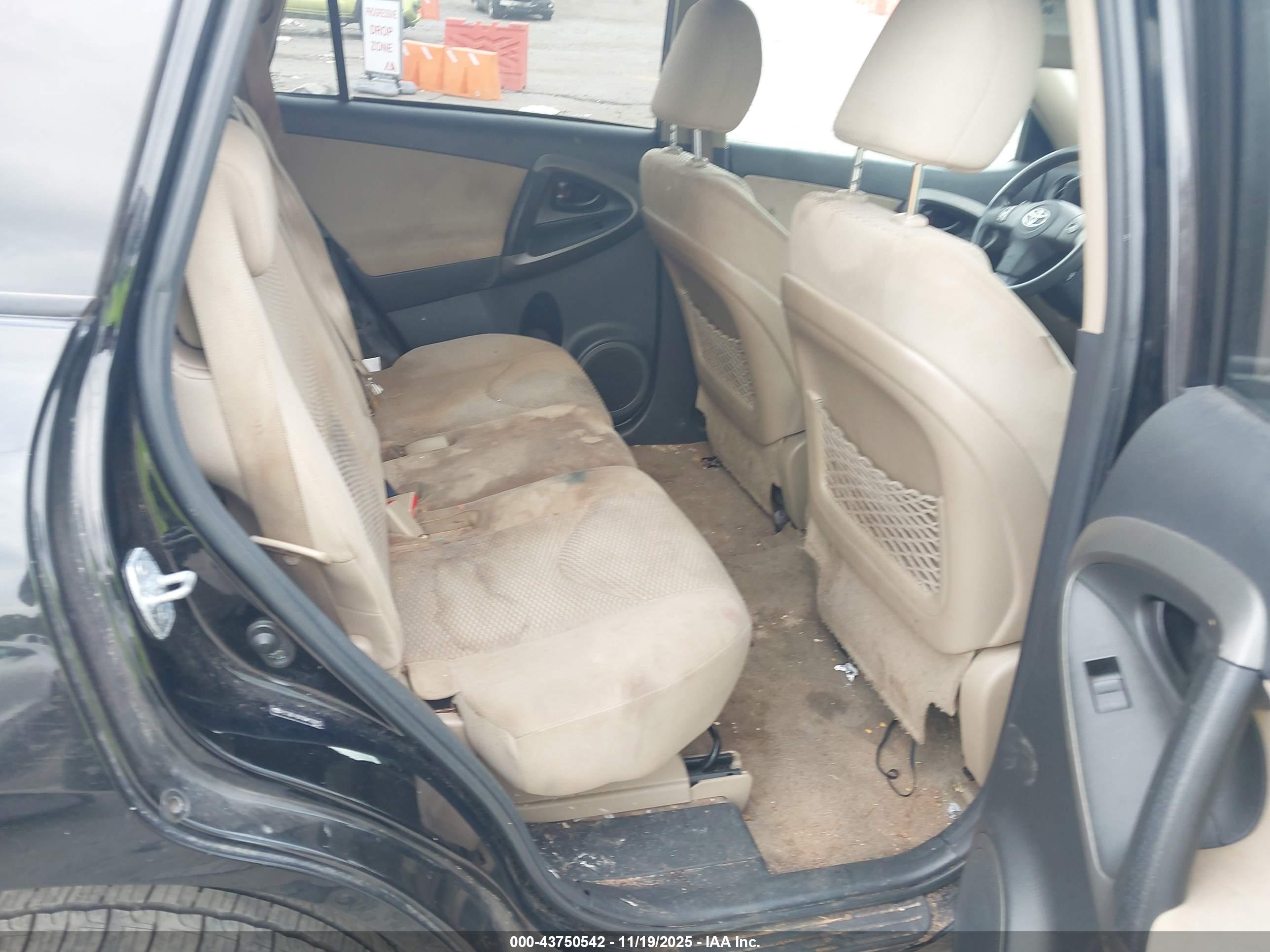 TOYOTA RAV4 image 8