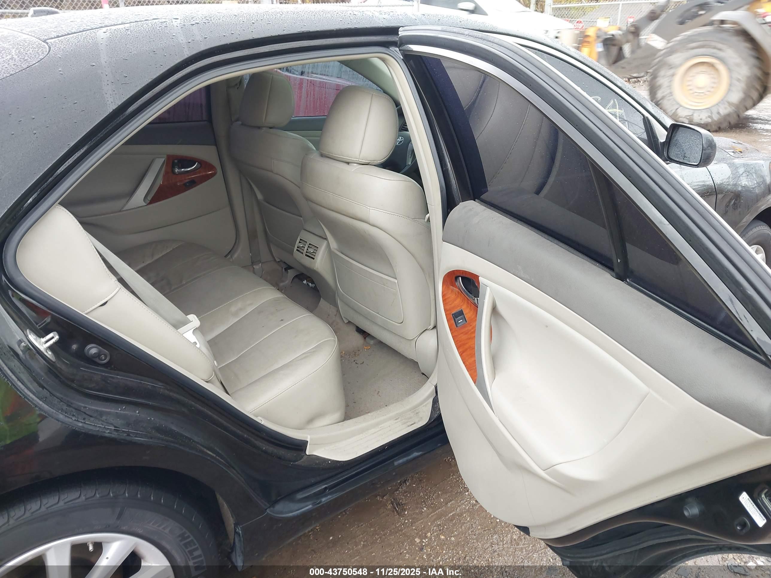 TOYOTA CAMRY image 8