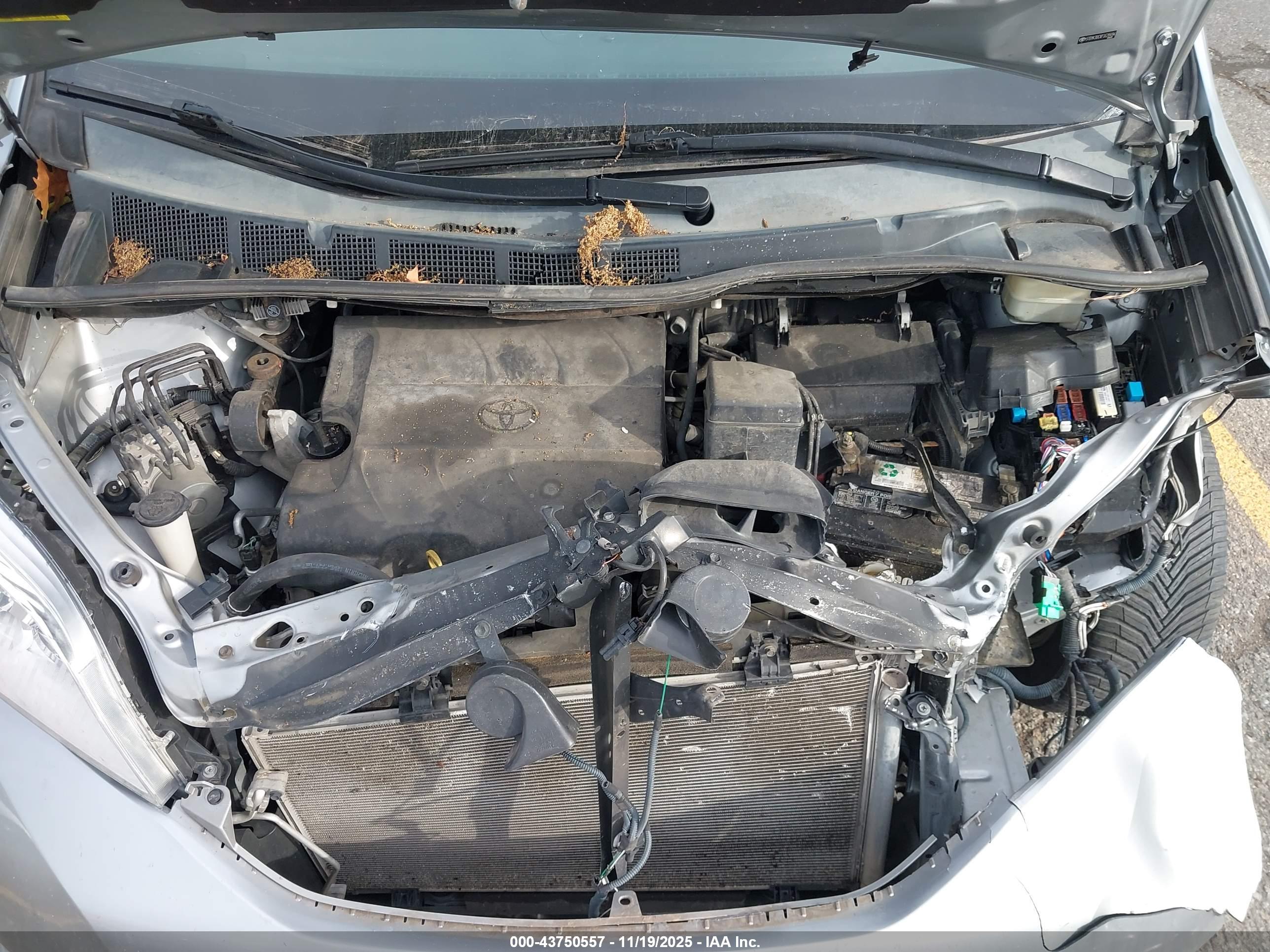 TOYOTA SIENNA image 10