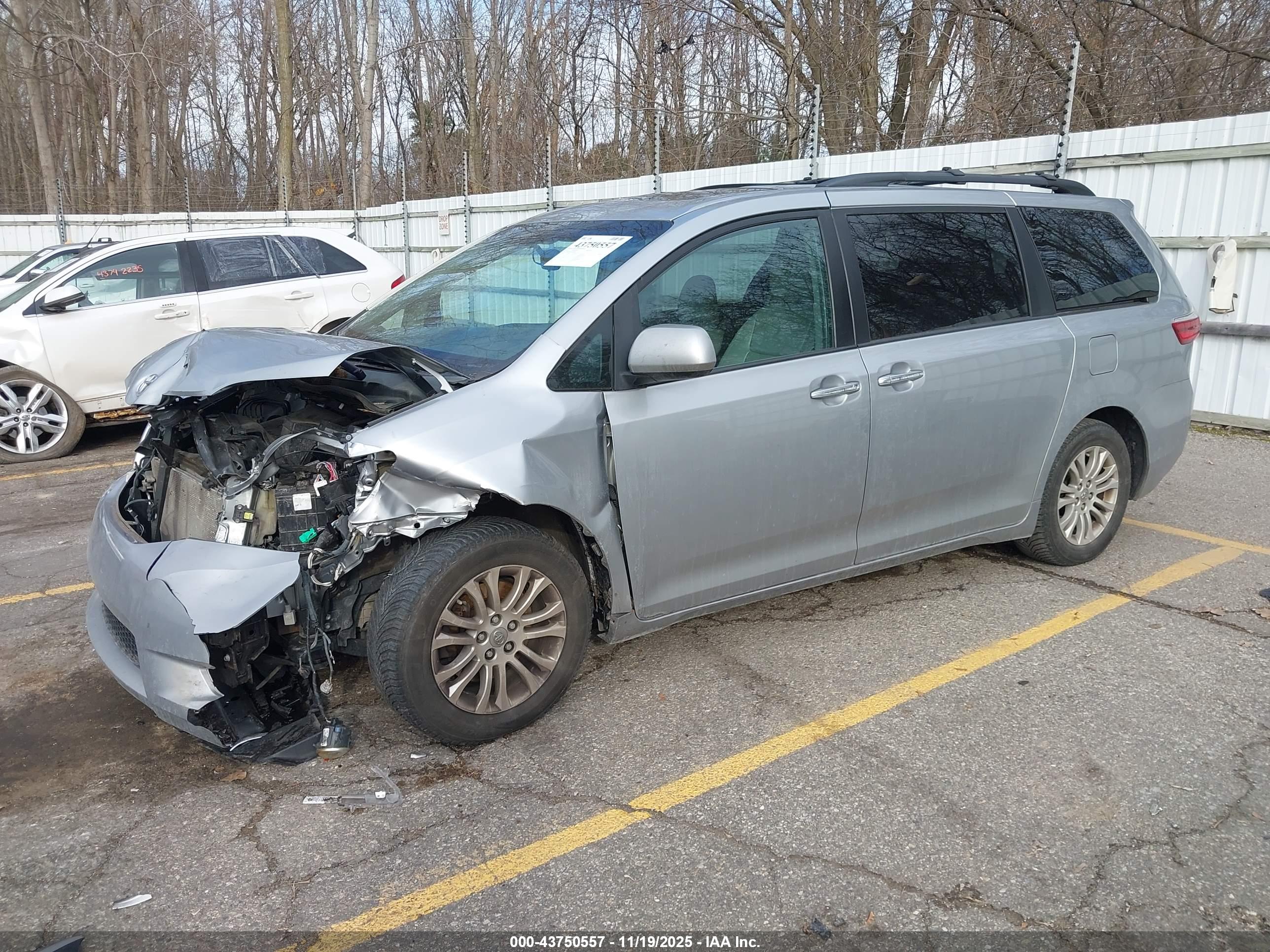 TOYOTA SIENNA image 2